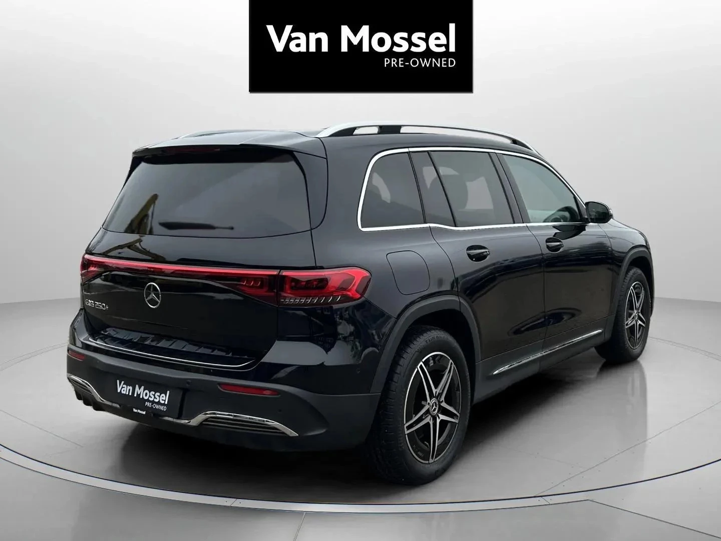 Mercedes-Benz-EQB-image-4