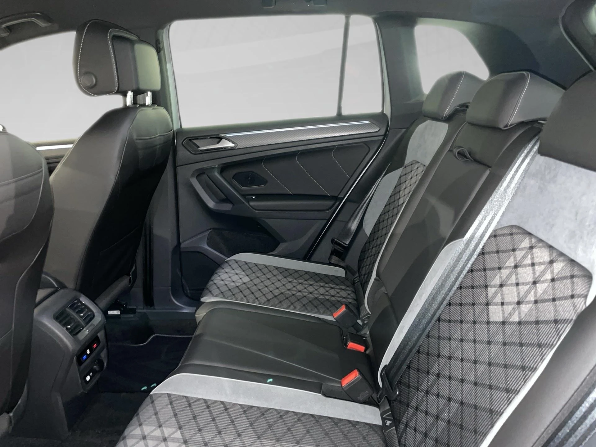Volkswagen-Tiguan-image-10