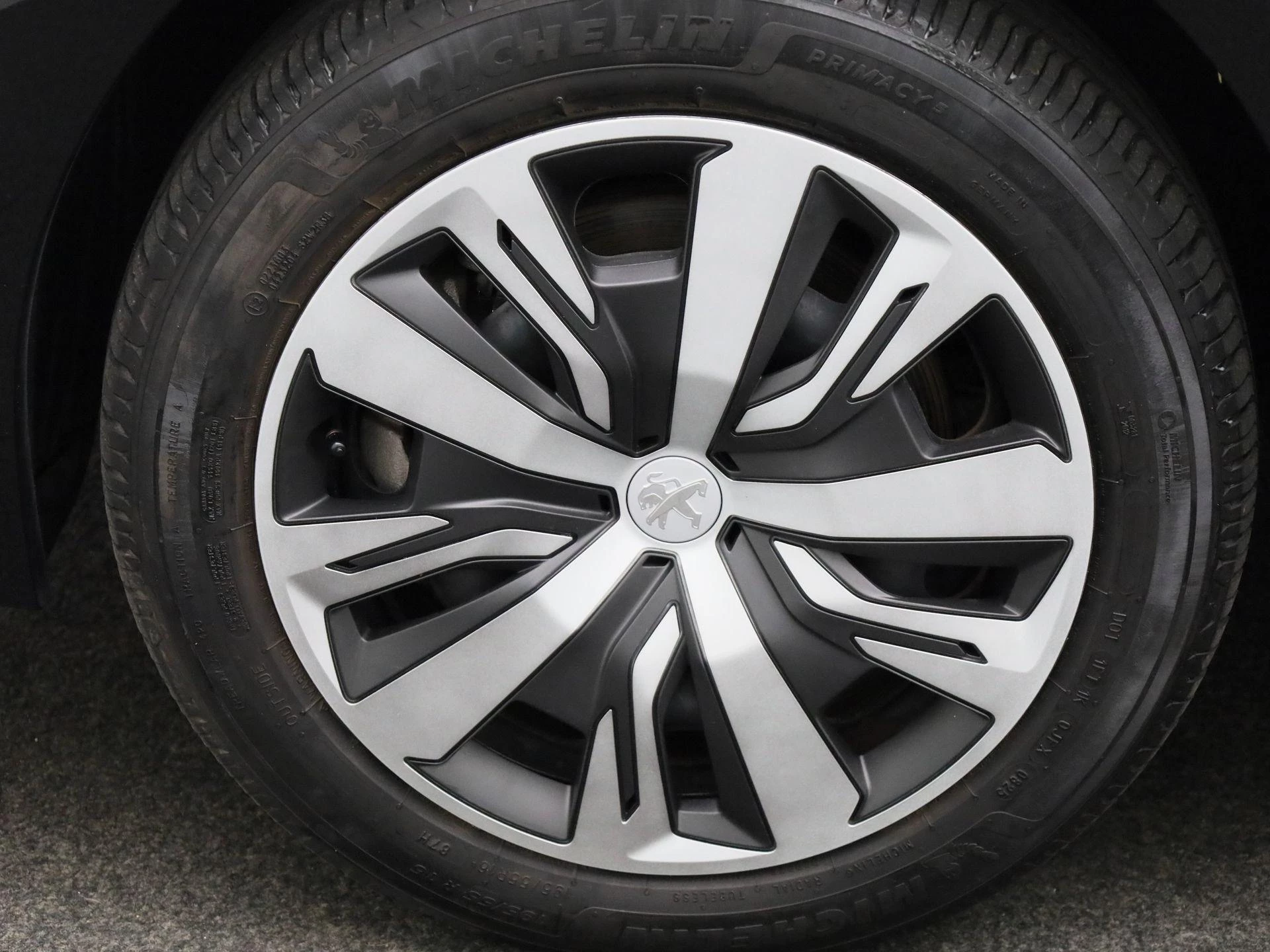 Peugeot-e-208-image-15