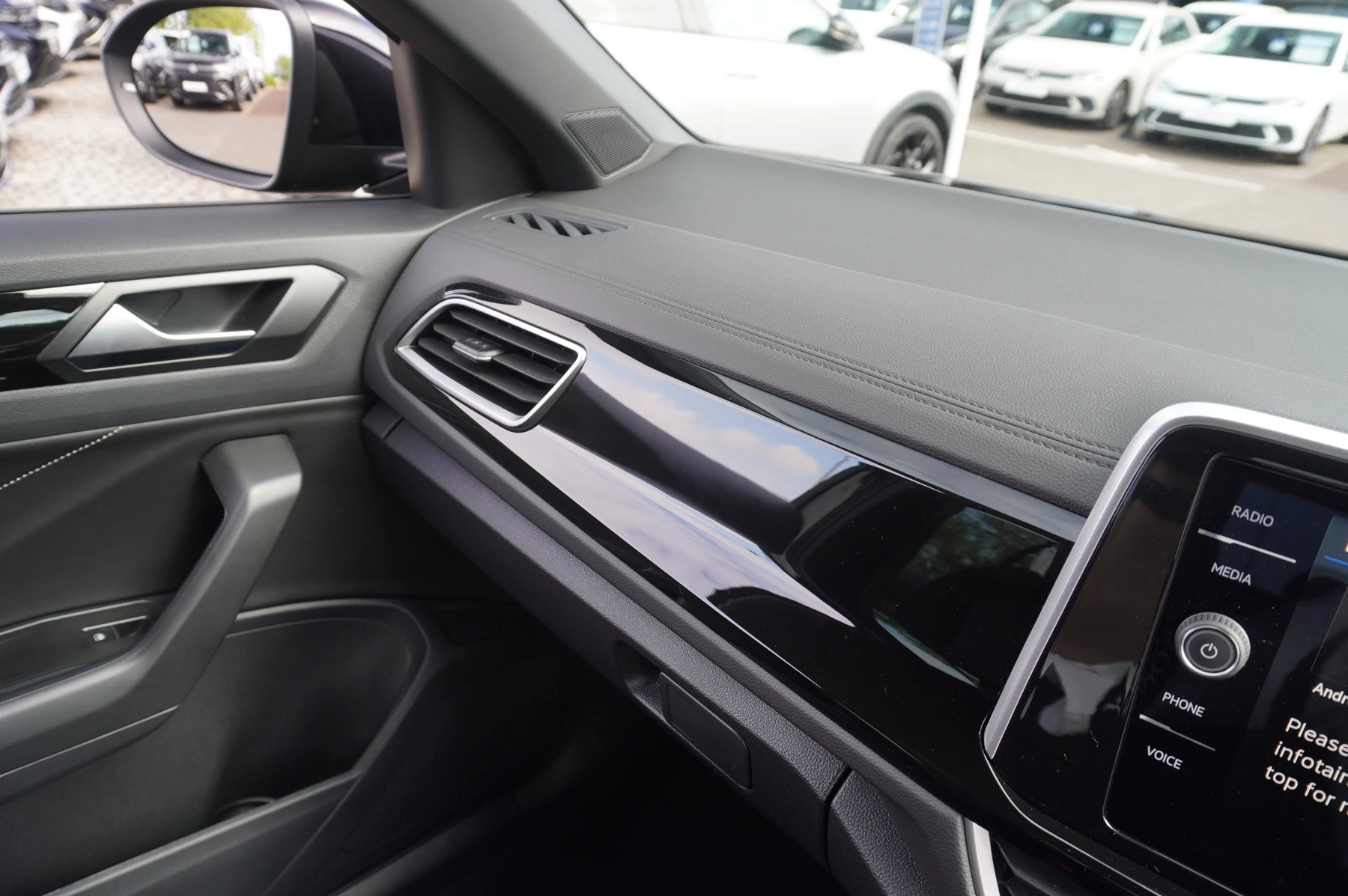 Volkswagen-T-Roc-image-20