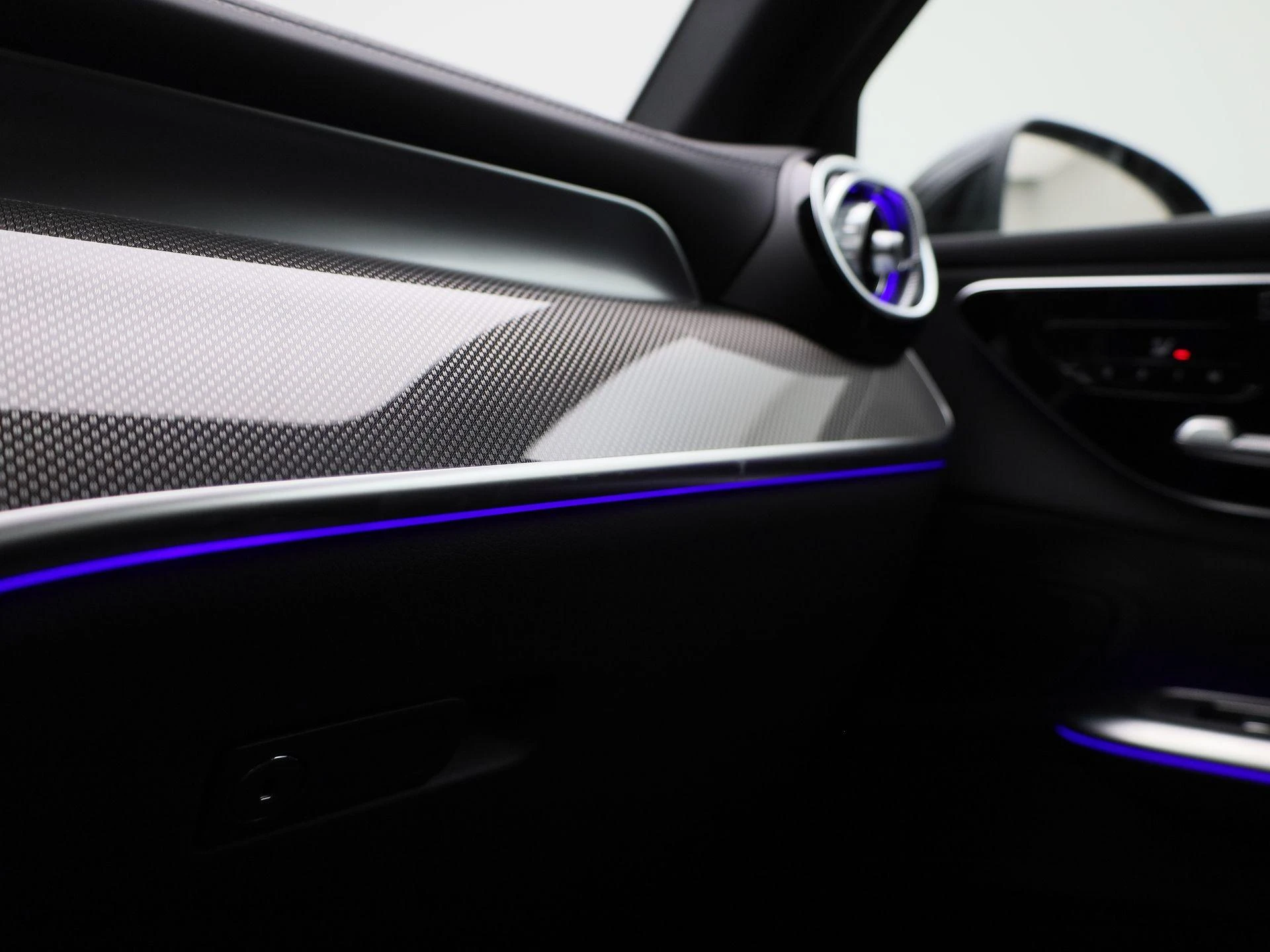 Mercedes-Benz-GLC-image-29