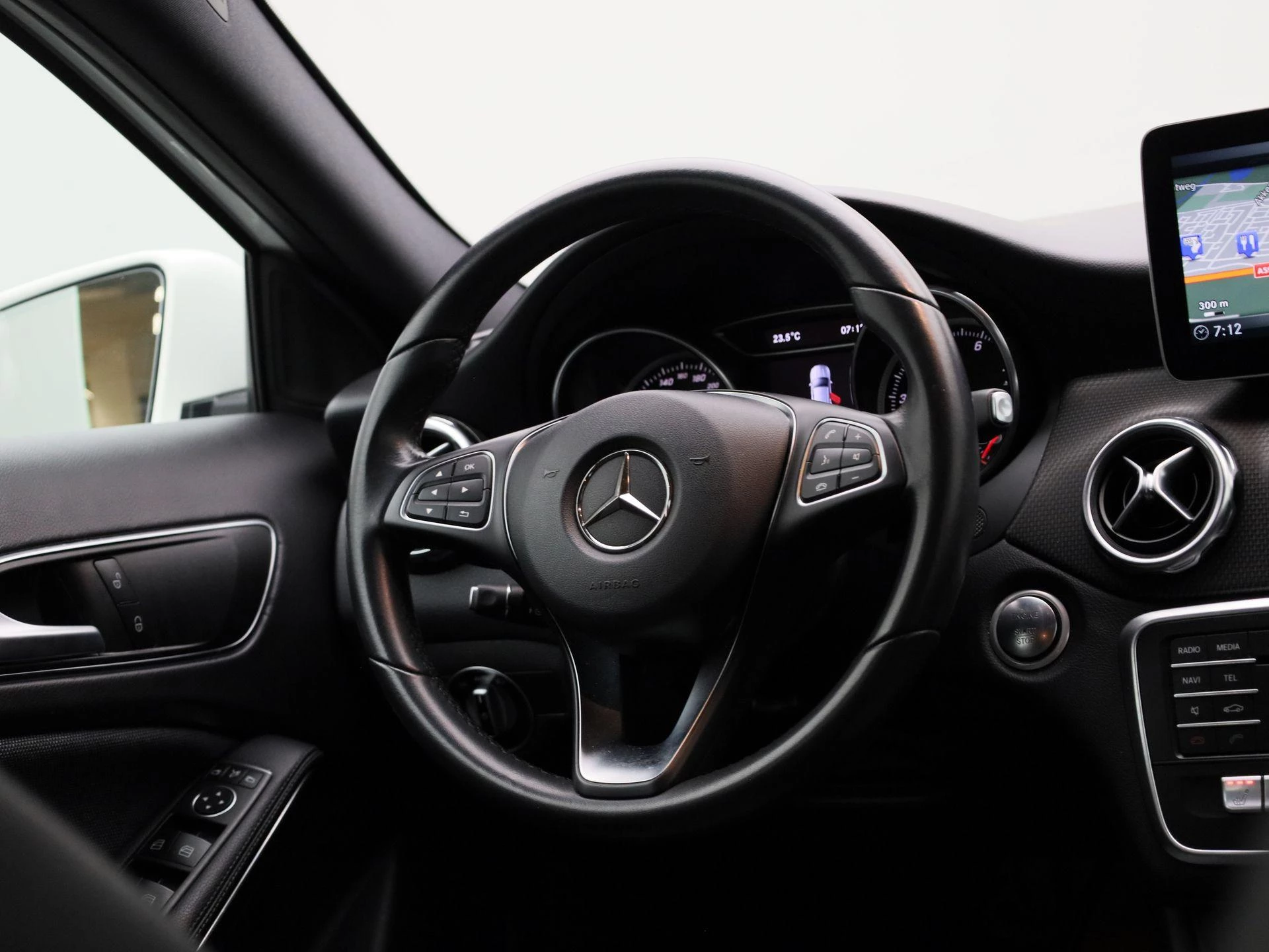 Mercedes-Benz-GLA-image-38