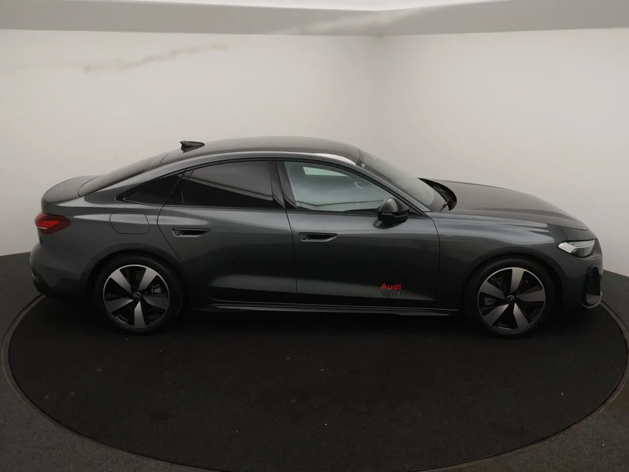 Audi A5 e-hybrid (PHEV) A5 e-hybrid 2.0TFSI Quattro Corporate S 299PK *DEMO*