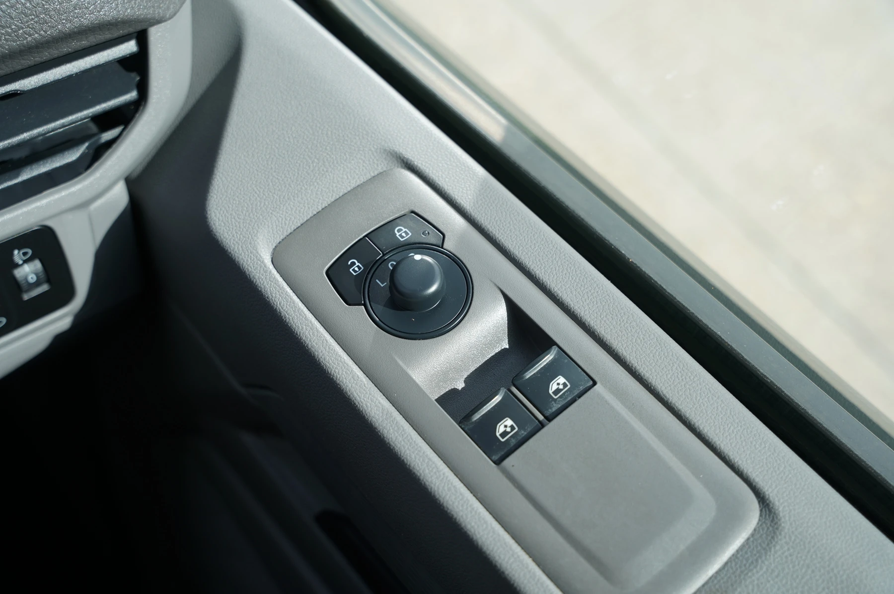 Volkswagen-Transporter-image-19