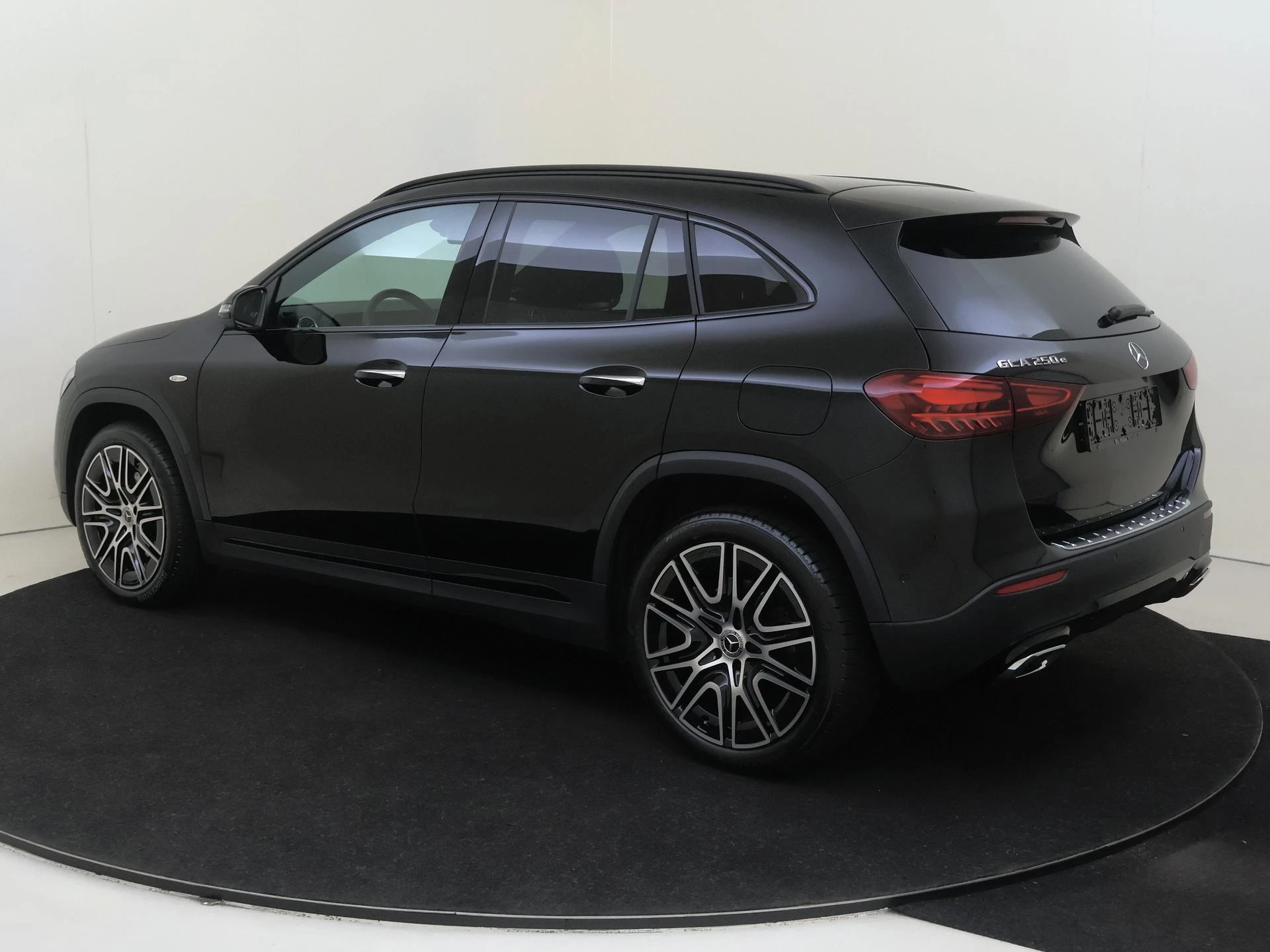 Mercedes-Benz-GLA-image-2
