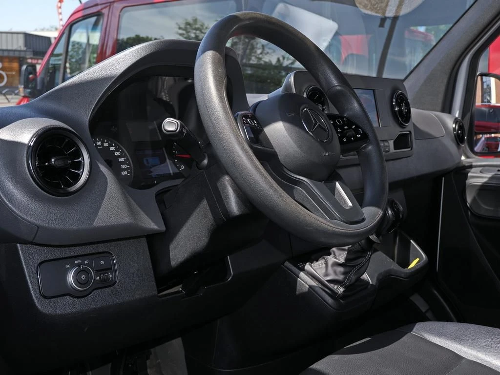 Mercedes-Benz-Sprinter 211-image-8