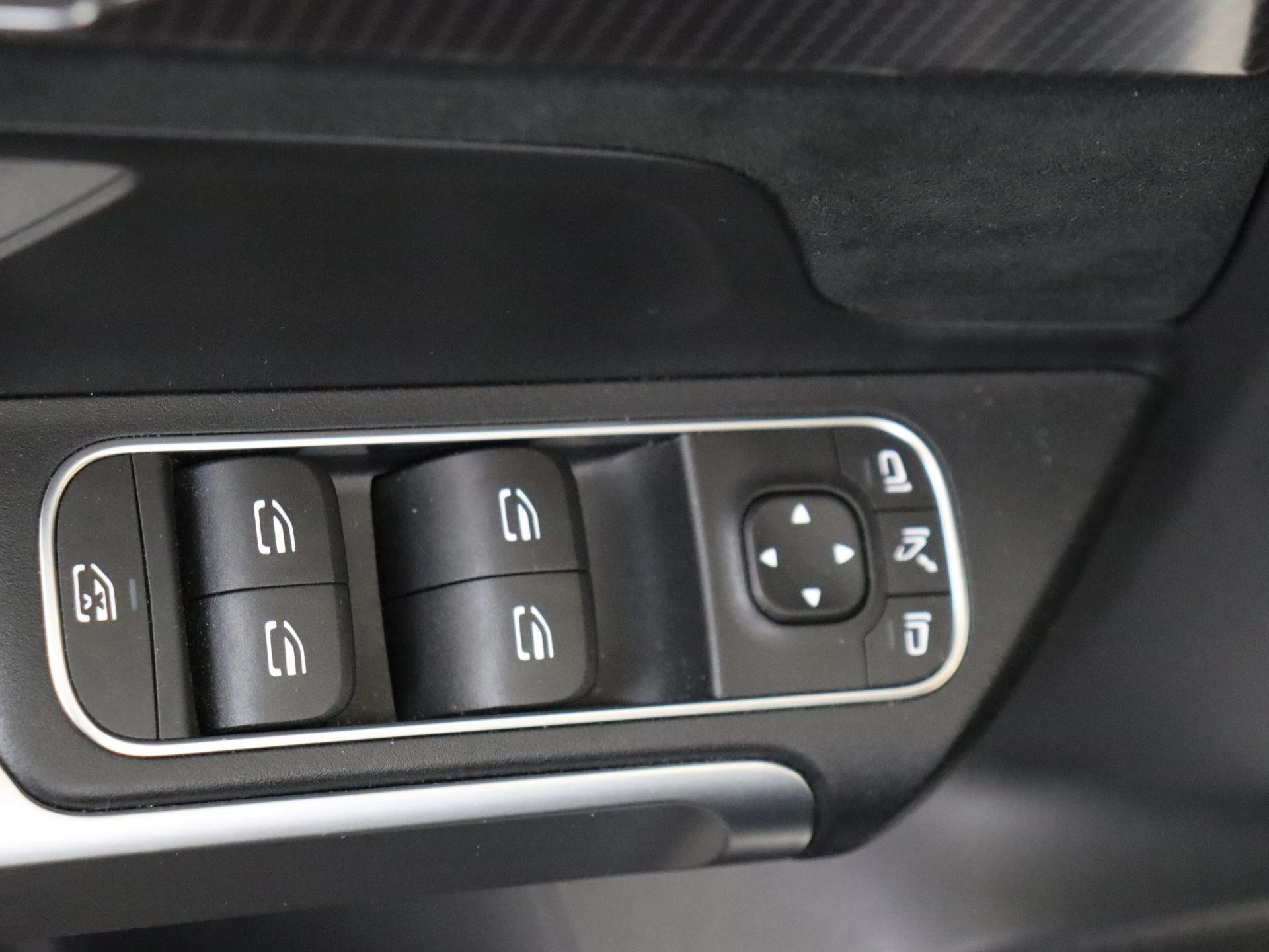 Mercedes-Benz-EQB-image-27