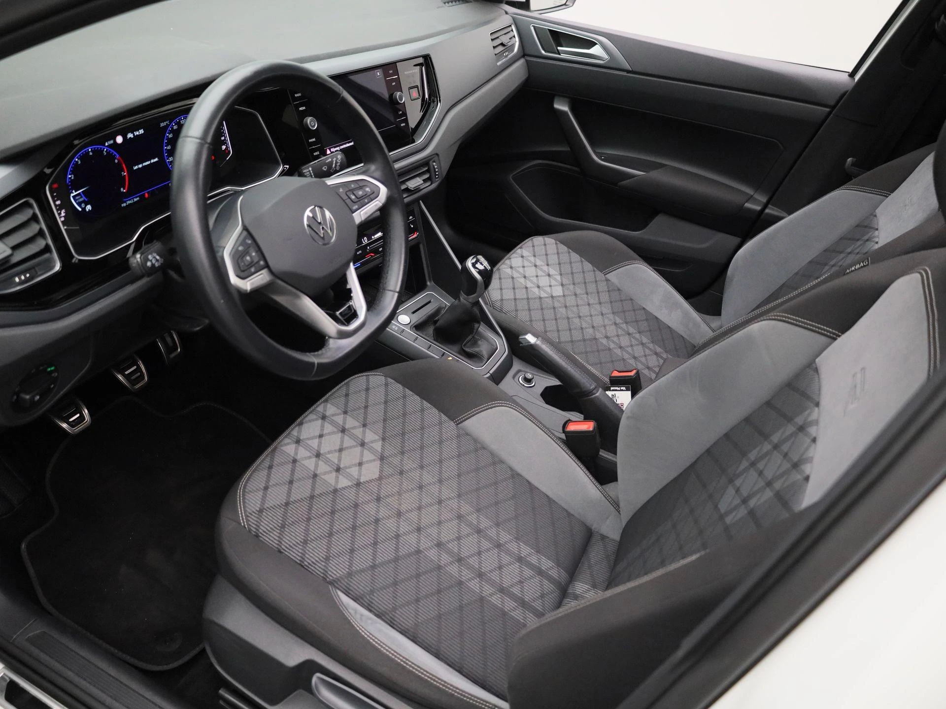Volkswagen-Polo-image-14