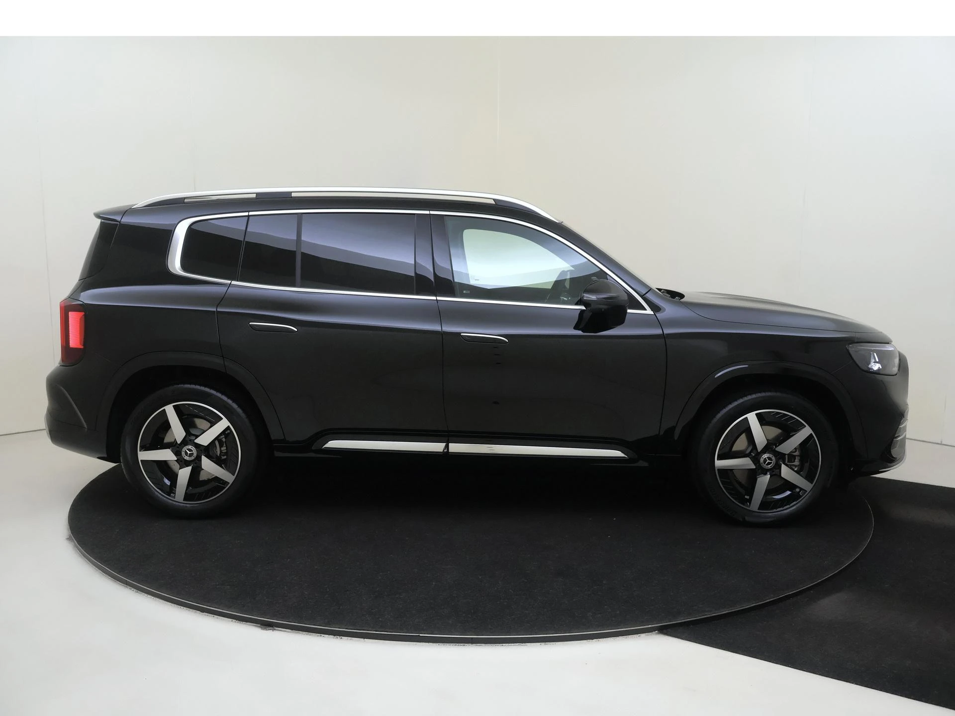 Mercedes-Benz-GLB-image-8