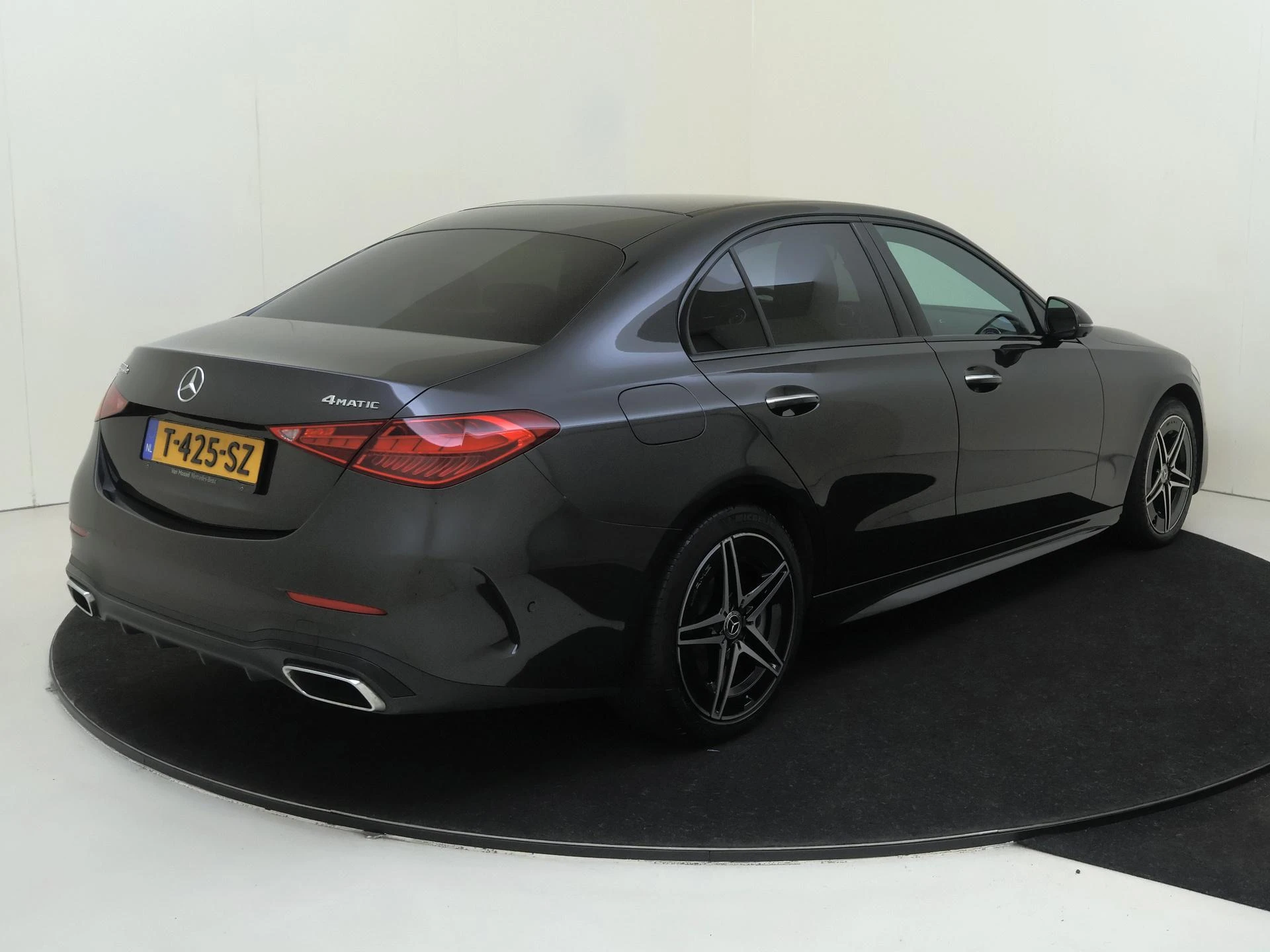Mercedes-Benz-C-Klasse-image-3