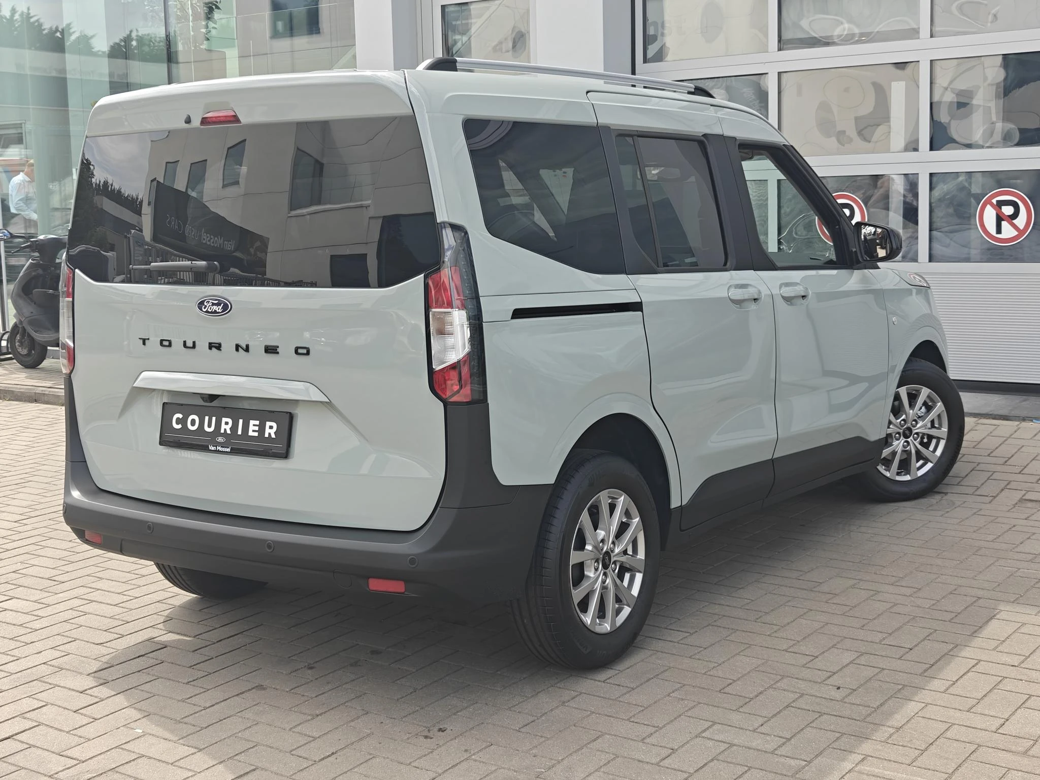 Ford-Tourneo Courier-image-4