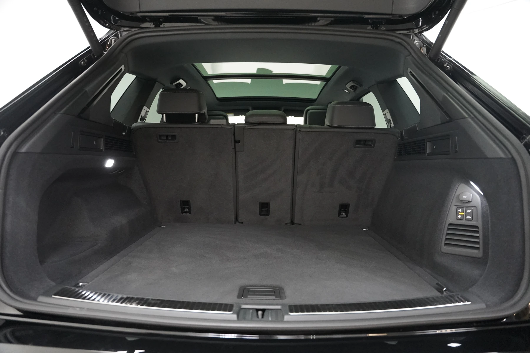 Volkswagen-Touareg-image-12