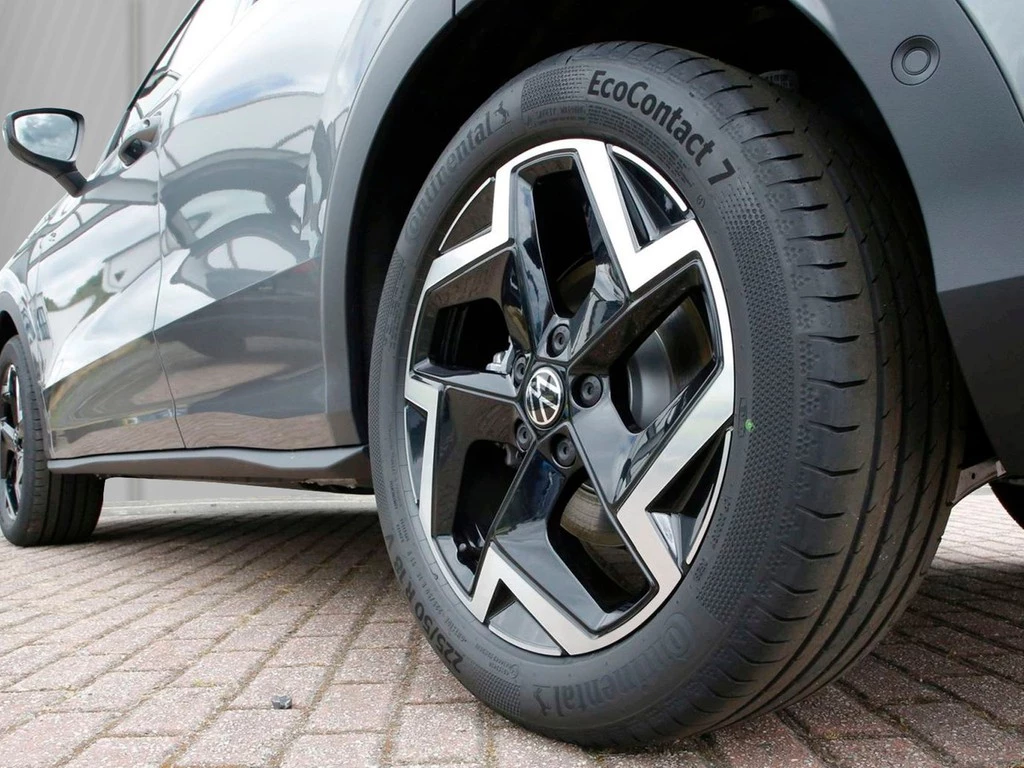 Volkswagen T-Roc 1.5 eTSI DSG R-Line 18"ACC LED AHK DAB VC