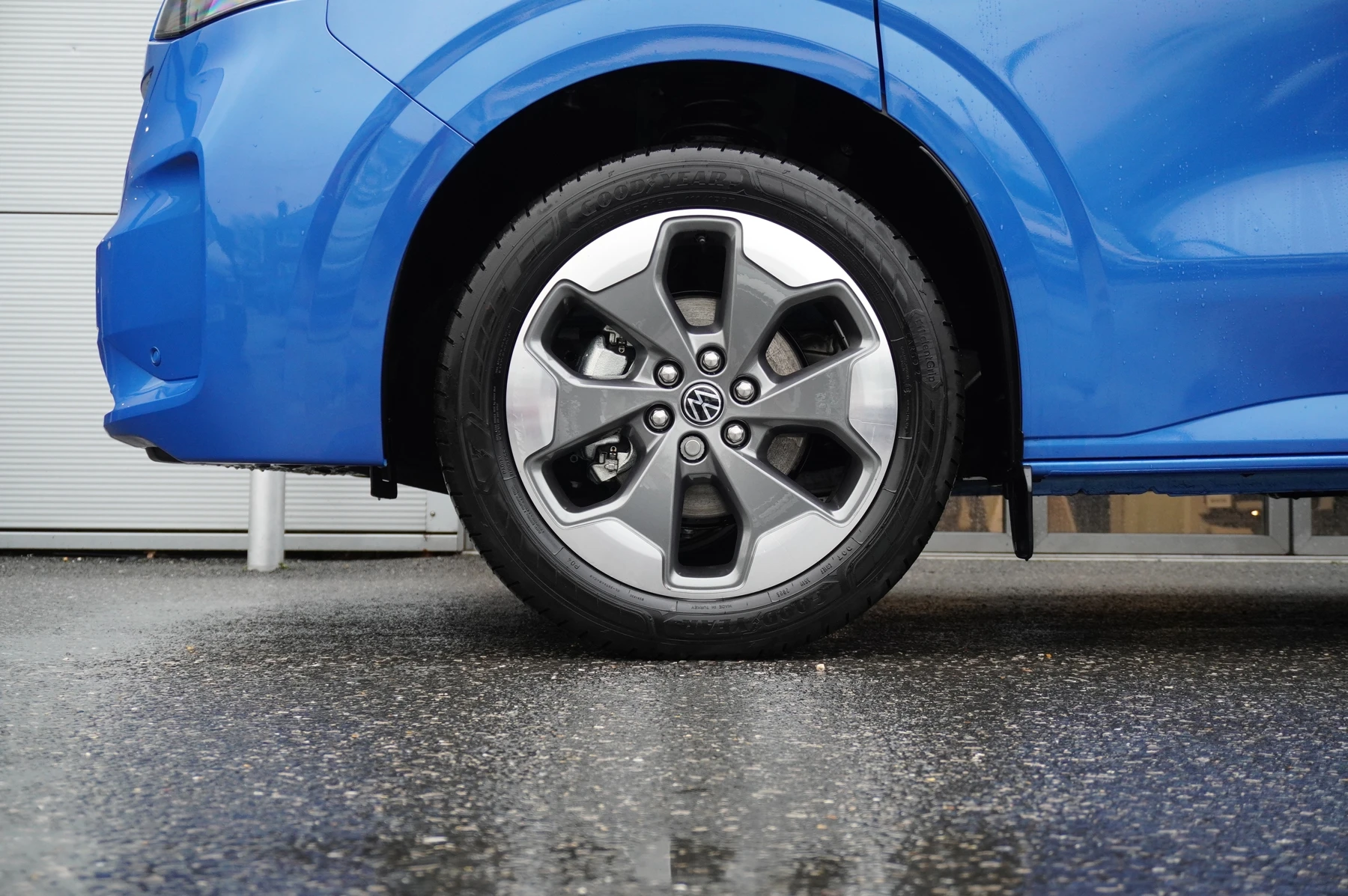Volkswagen-Transporter-image-4