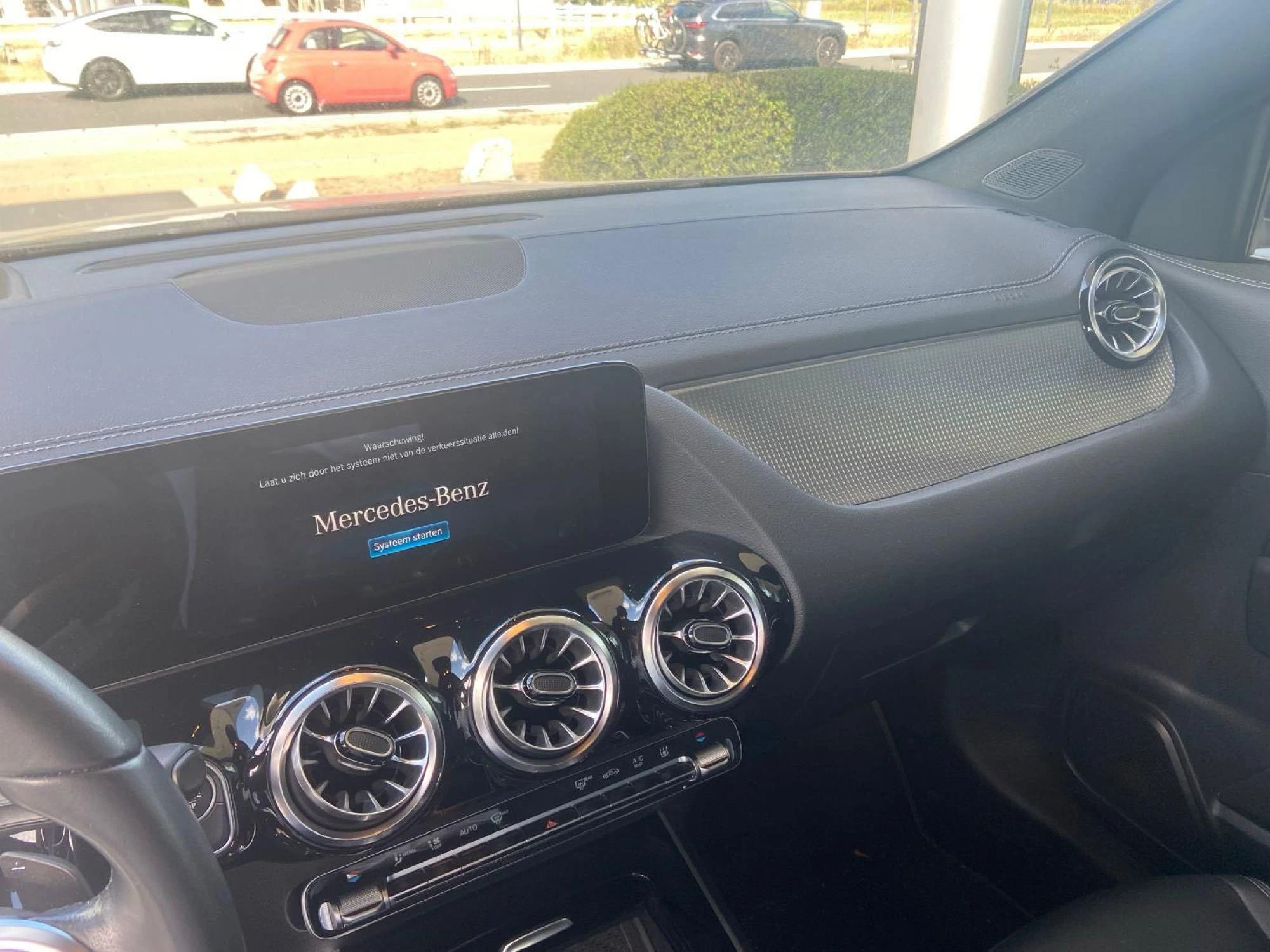 Mercedes-Benz-GLA-image-11