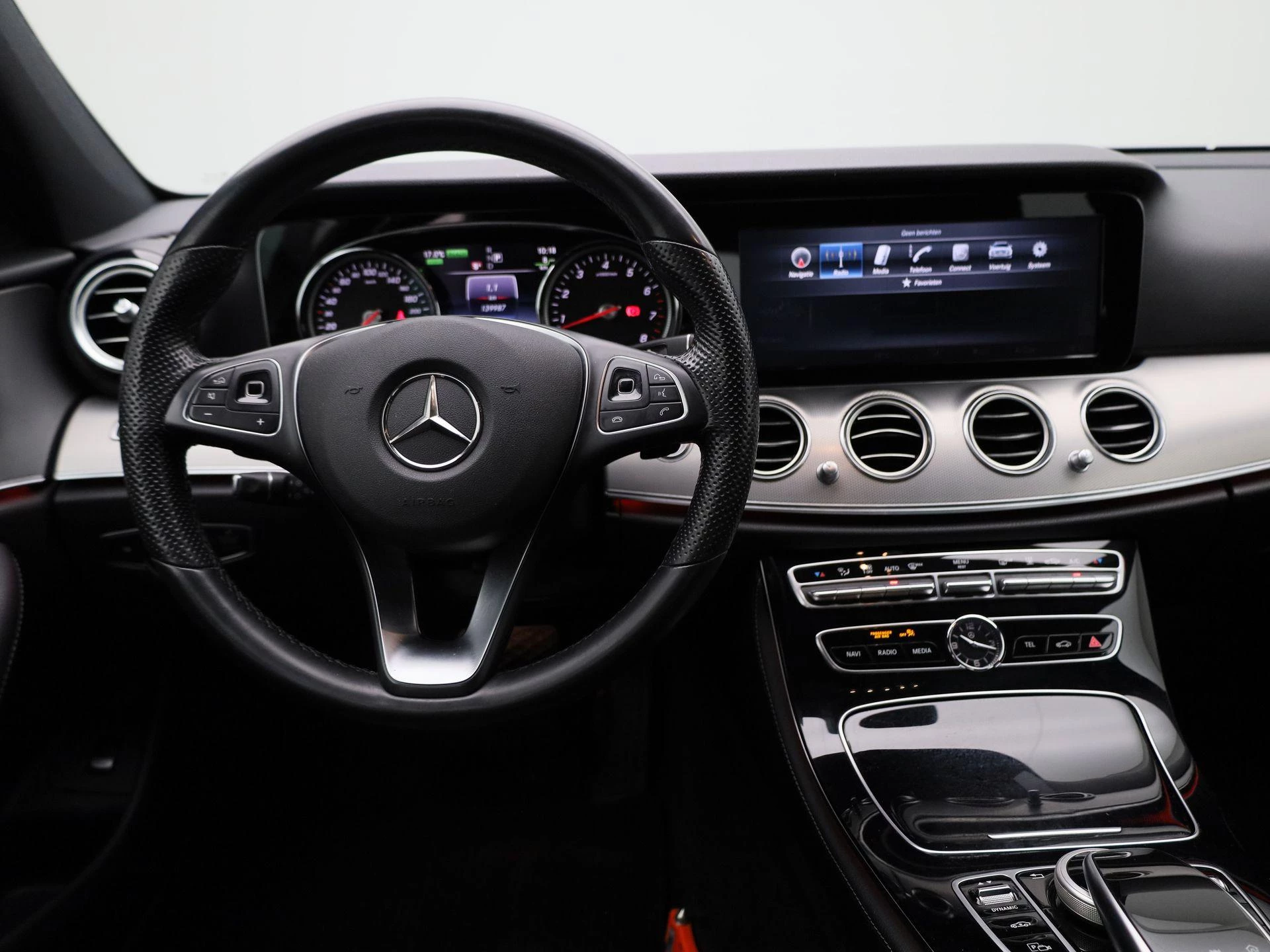 Mercedes-Benz-E-Klasse-image-6