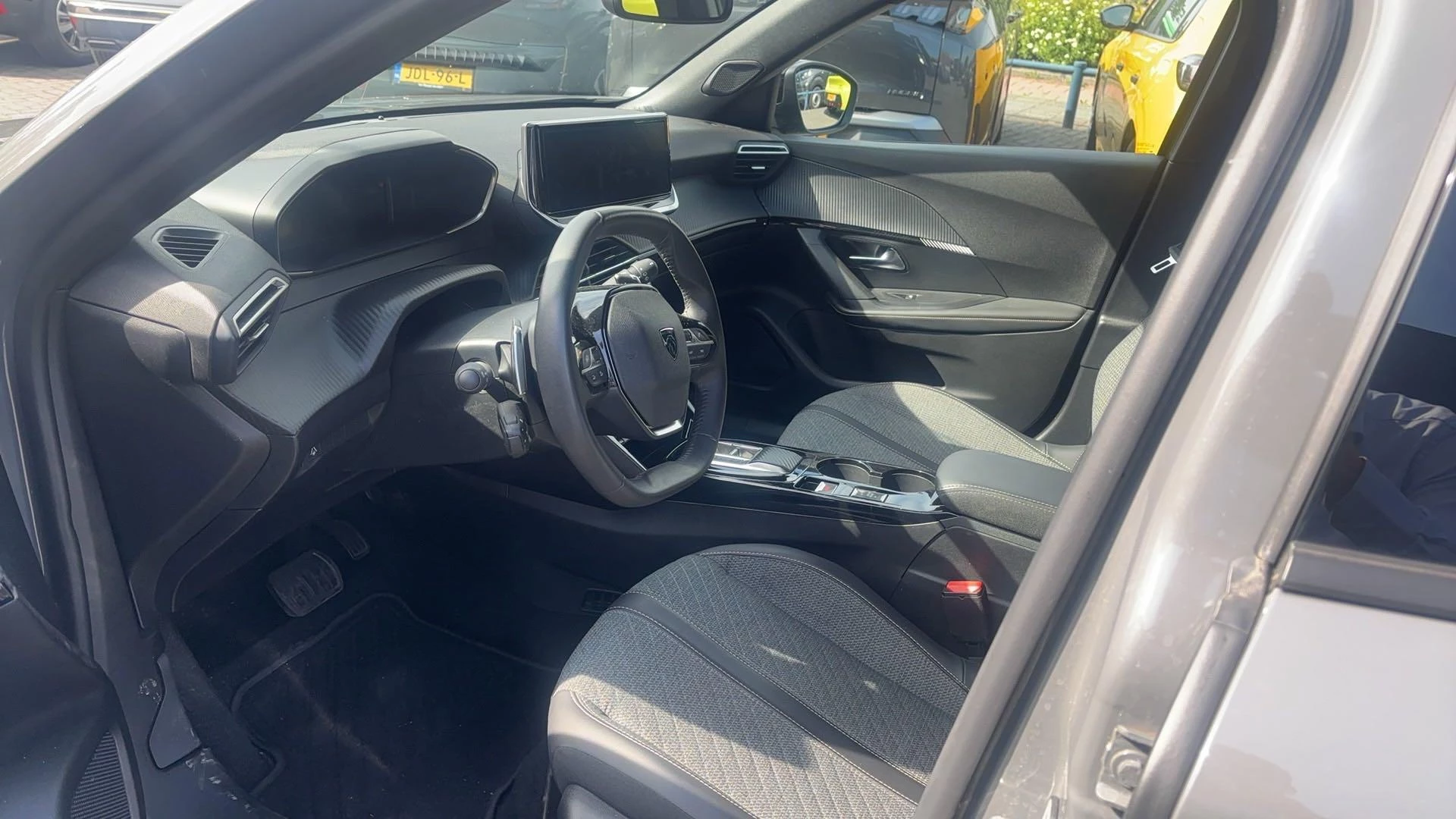Peugeot 2008 1.2 Hybrid 136 Allure