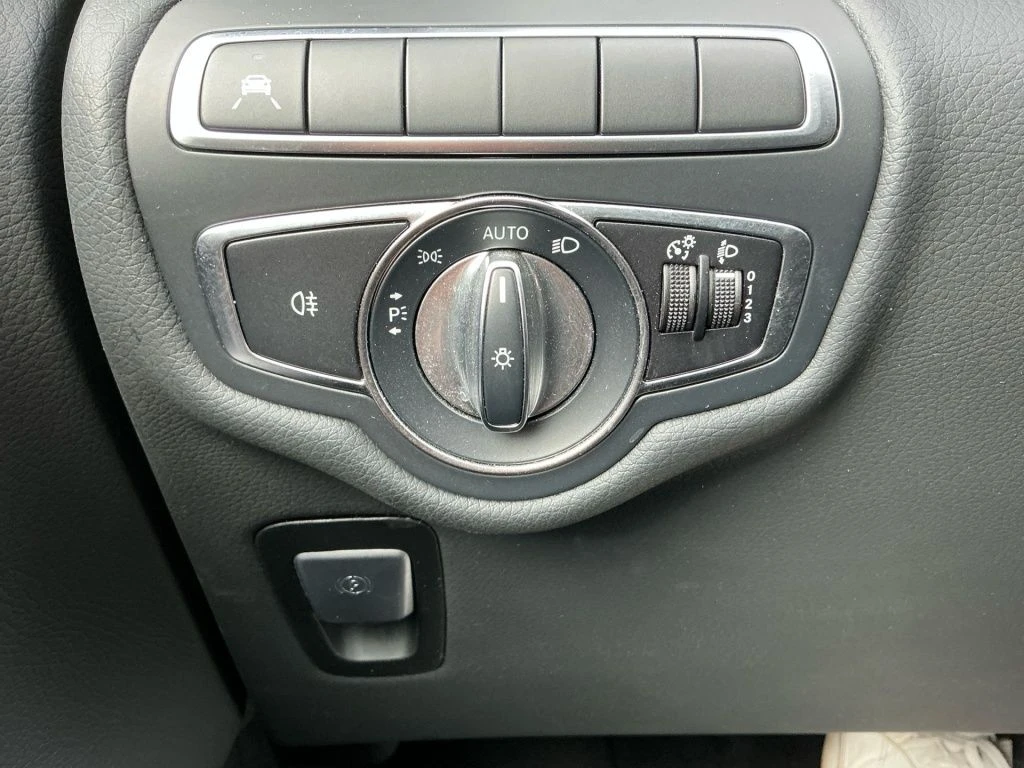 Mercedes-Benz-V-Klasse 300-image-17