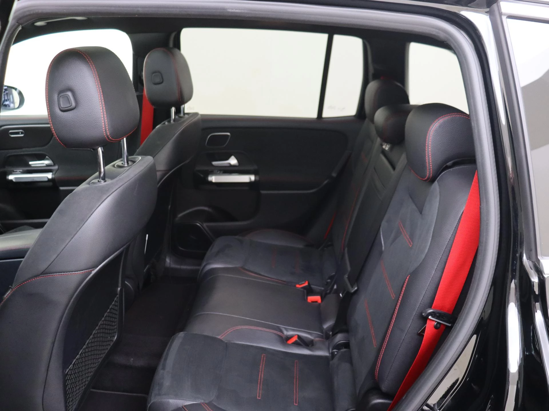 Mercedes-Benz-GLB-image-15