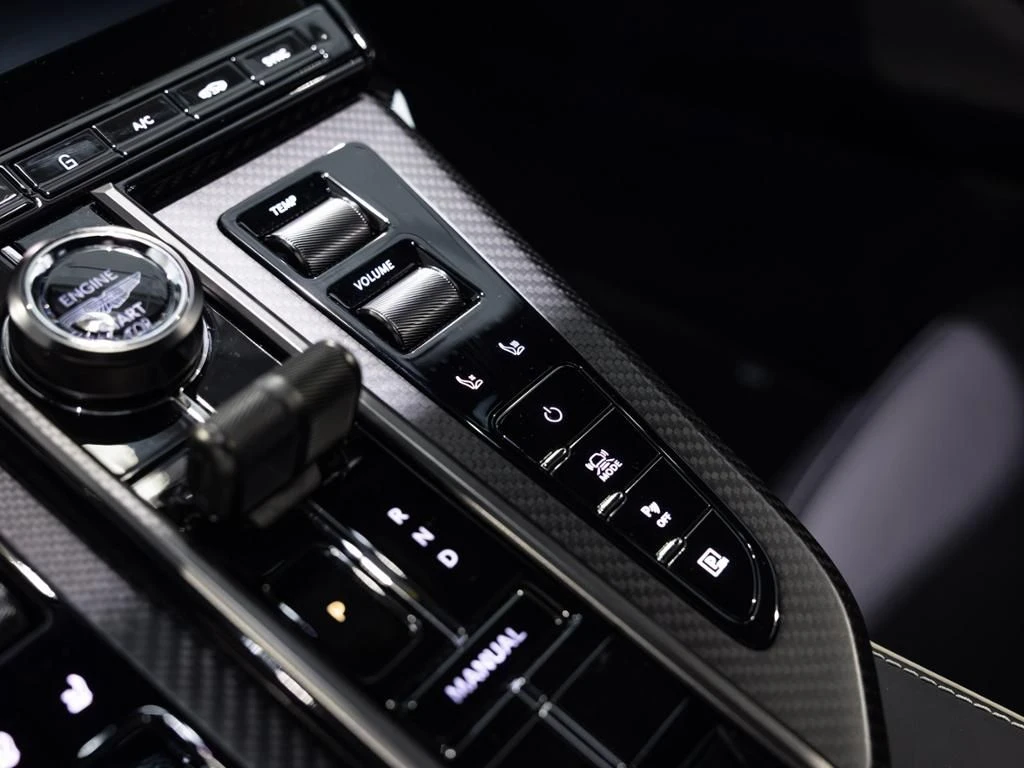 Aston Martin-V8 Vantage-image-30