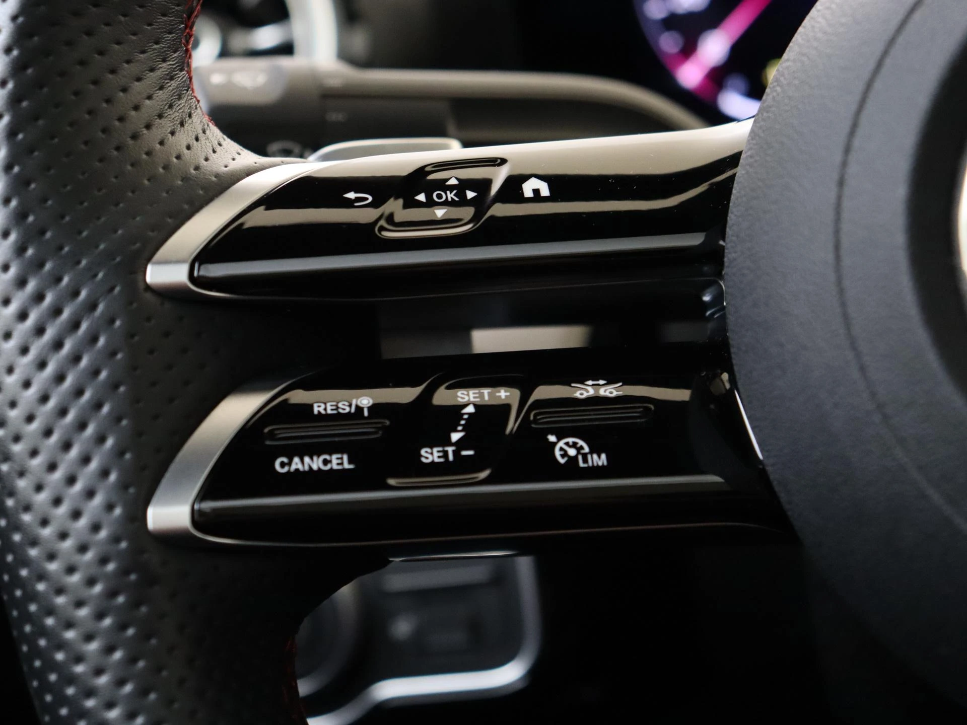 Mercedes-Benz-CLA-image-11