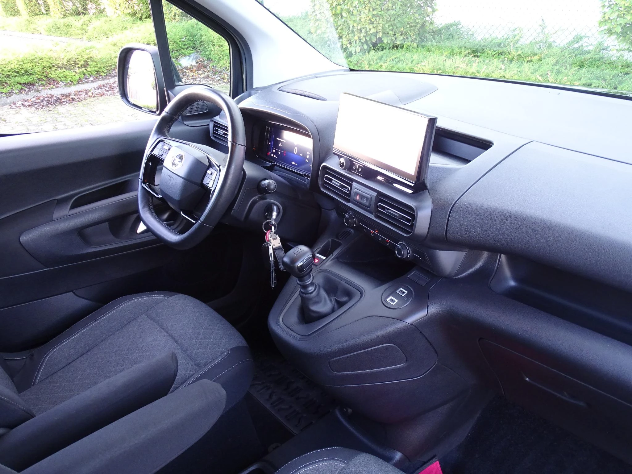Opel-Combo Life-image-13