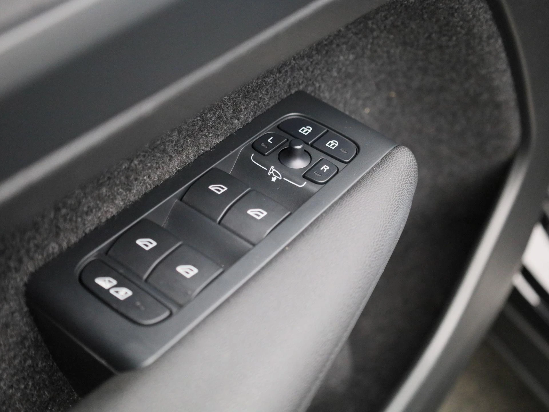 Volvo-EX40-image-26