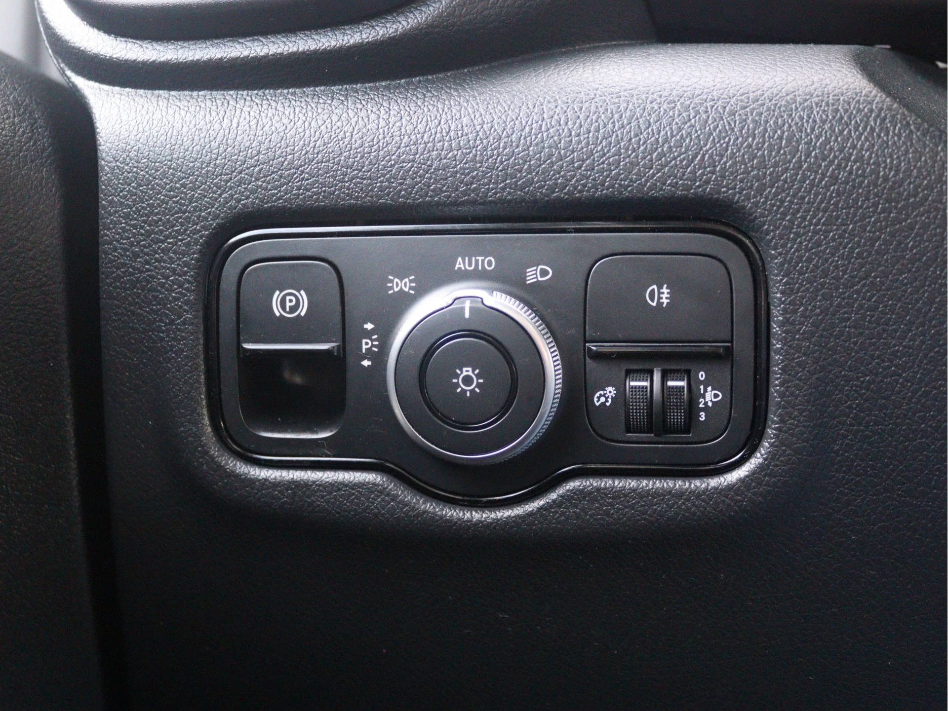 Mercedes-Benz-Vito-image-12
