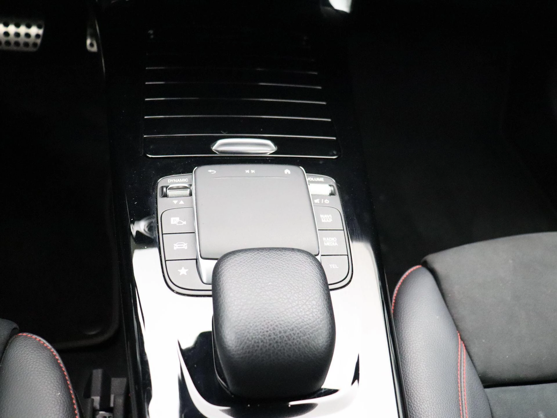 Mercedes-Benz CLA 200 AMG Line + PANO DAK + MULTIBEAM LED + CARPLAY +