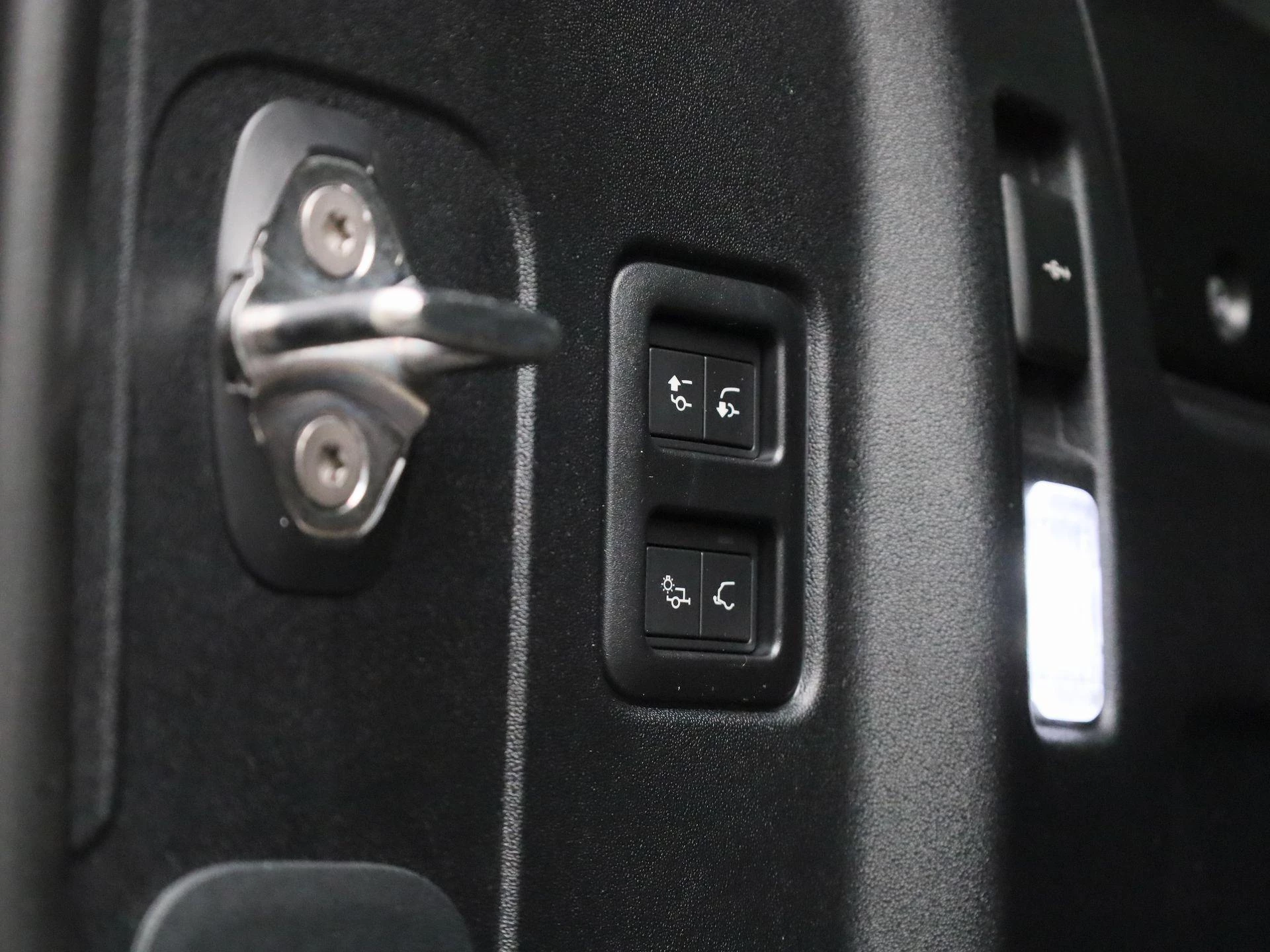 Land Rover-Defender-image-78