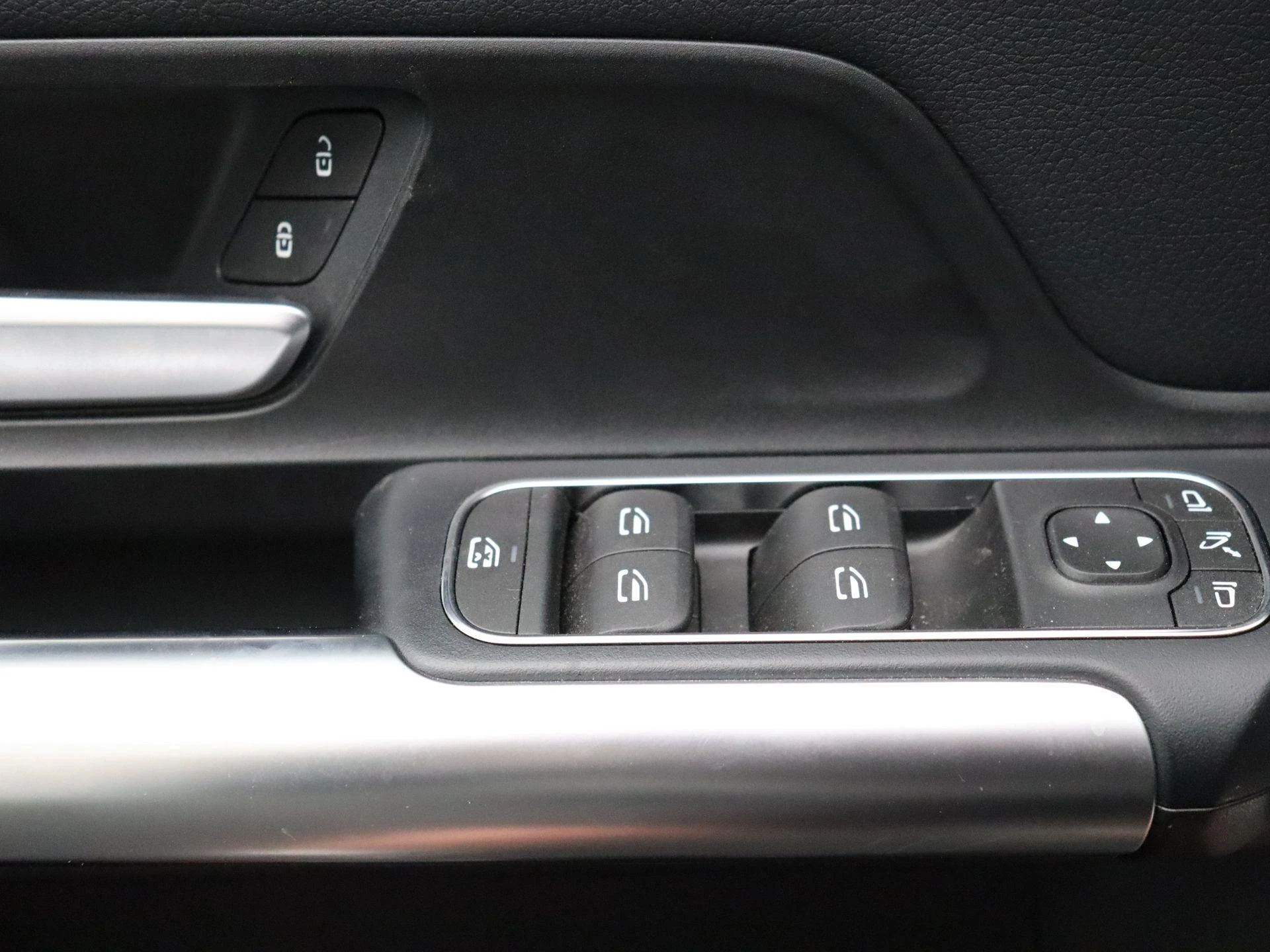 Mercedes-Benz-EQA-image-9