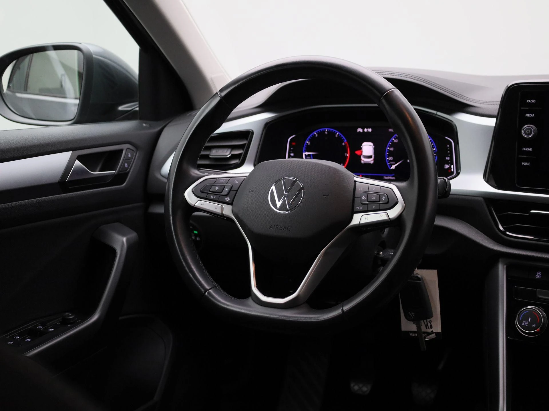 Volkswagen-T-Roc-image-8