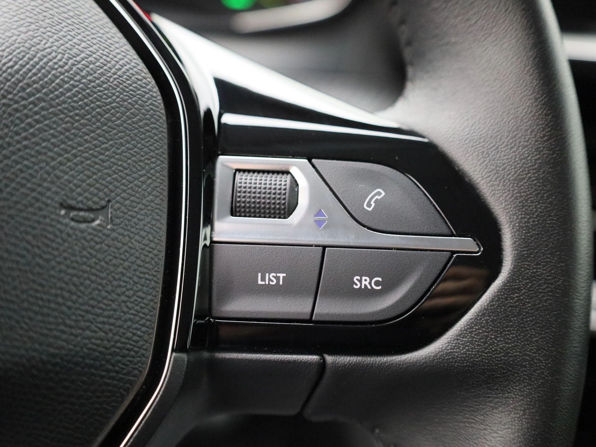 Peugeot-e-208-image-25