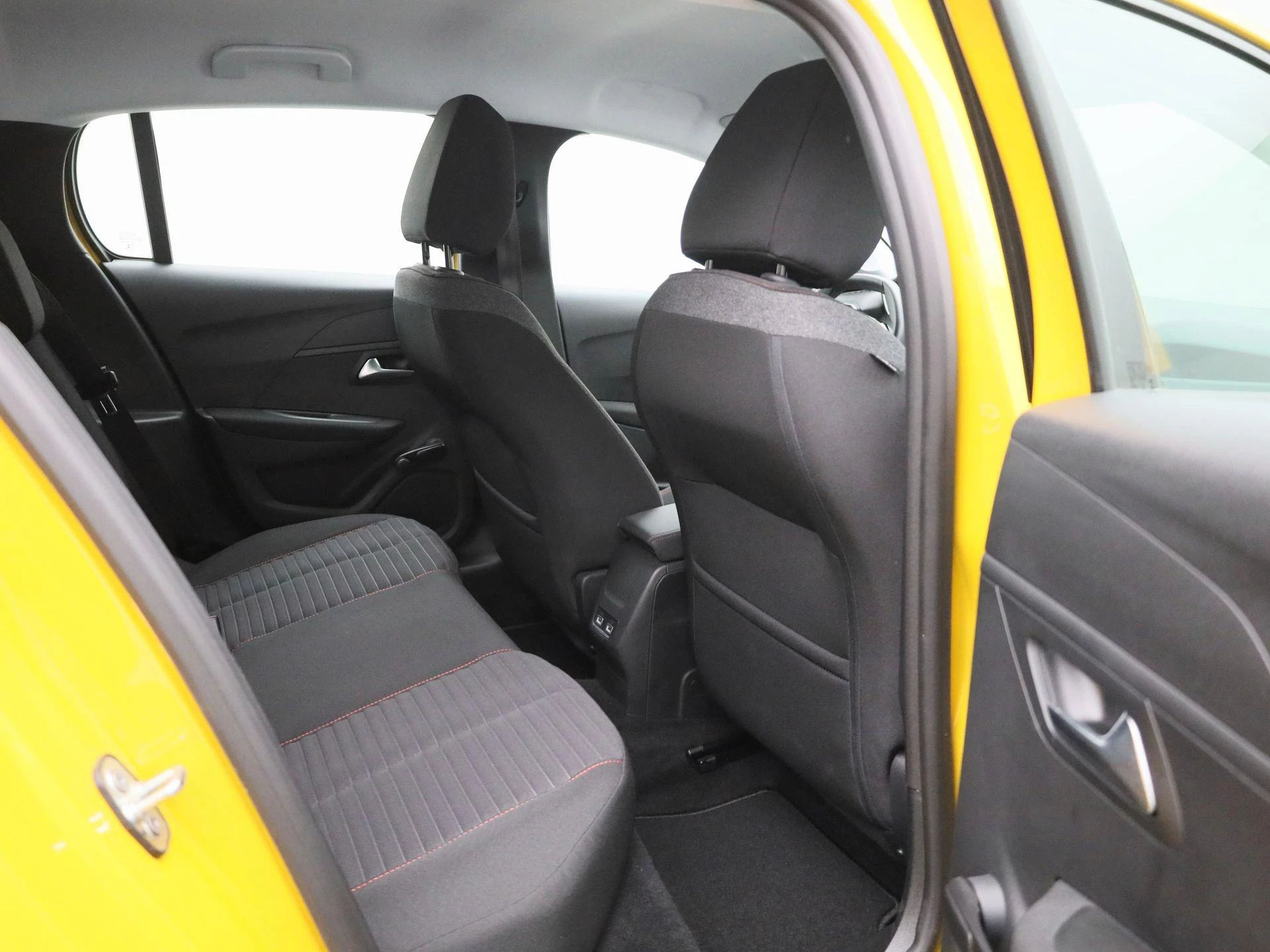 Peugeot-e-208-image-29