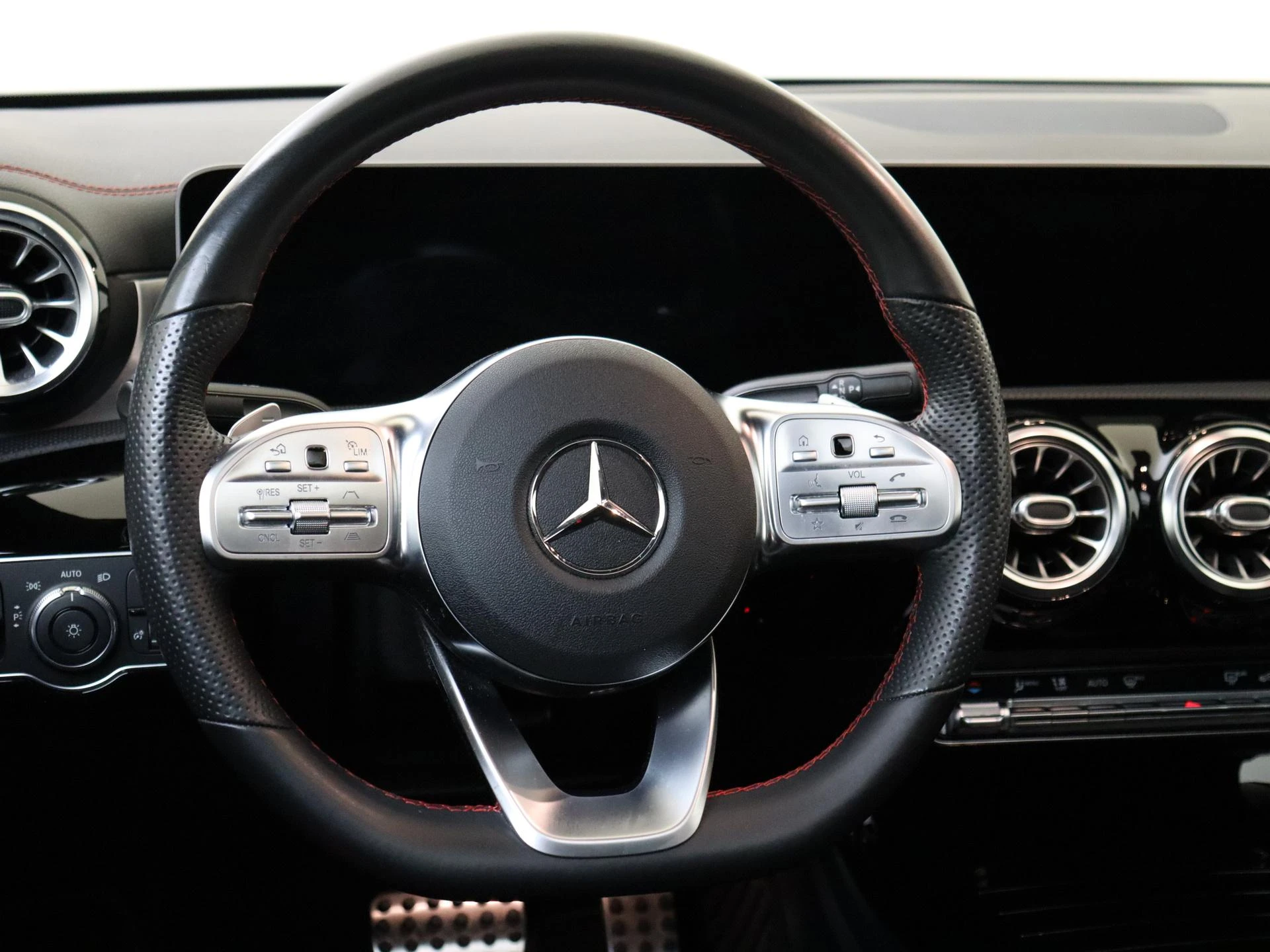 Mercedes-Benz-CLA-image-9