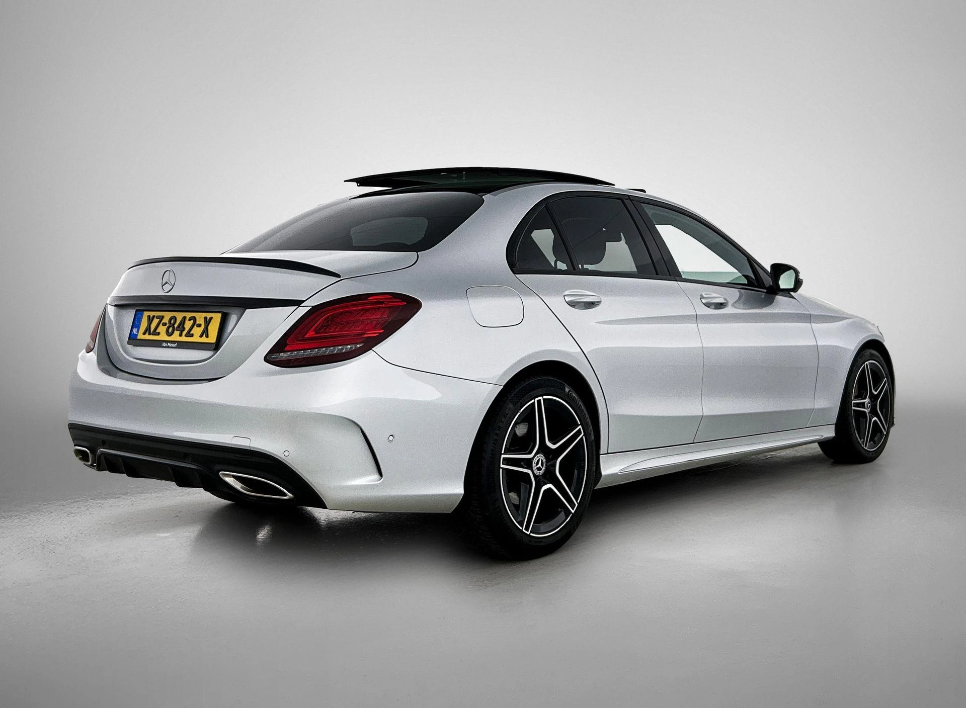 Mercedes-Benz-C-Klasse-image-3