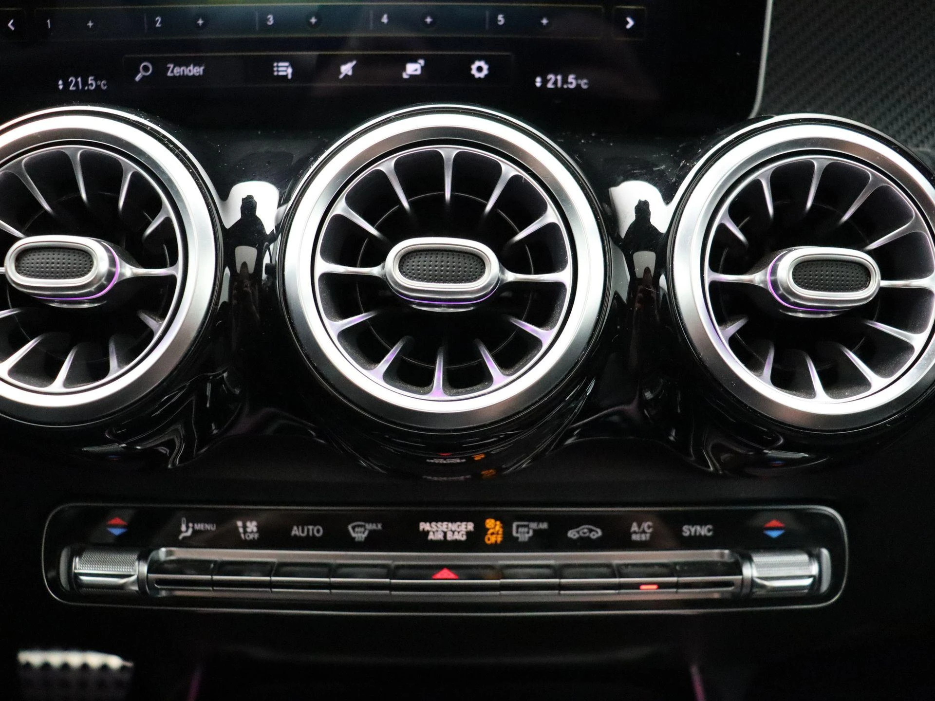 Mercedes-Benz-GLB-image-21
