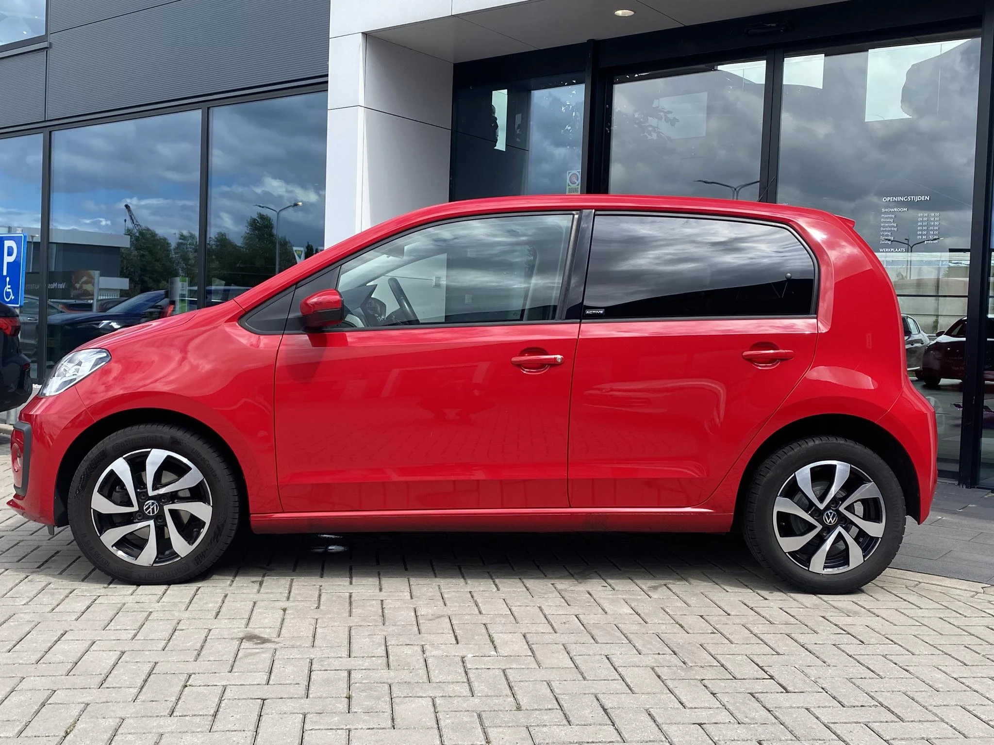 Volkswagen-up!-image-1