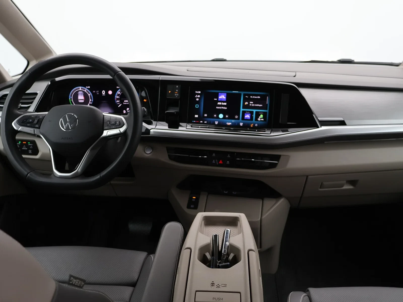 Volkswagen Multivan T7 eHybrid (PHEV) Multivan T7 PHEV Life Korte versie 1.5eHybrid 4X4 245PK *AUTOMAAT*7 ZITPLAATSEN*VIRTUAL COCKPIT*TREK