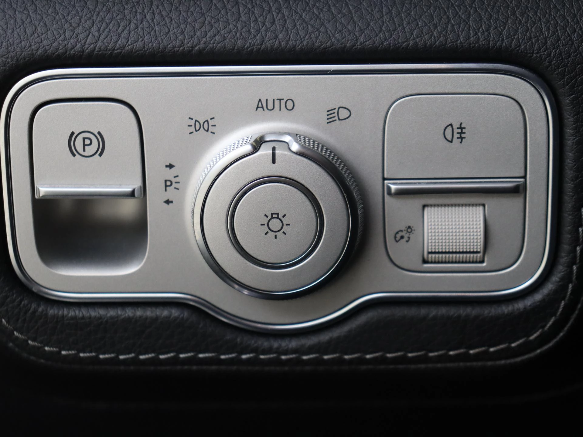 Mercedes-Benz-GLE-image-35