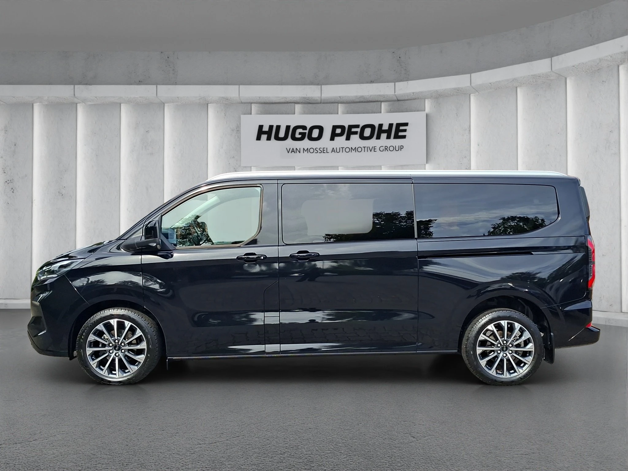 Ford-Tourneo Custom-image-1