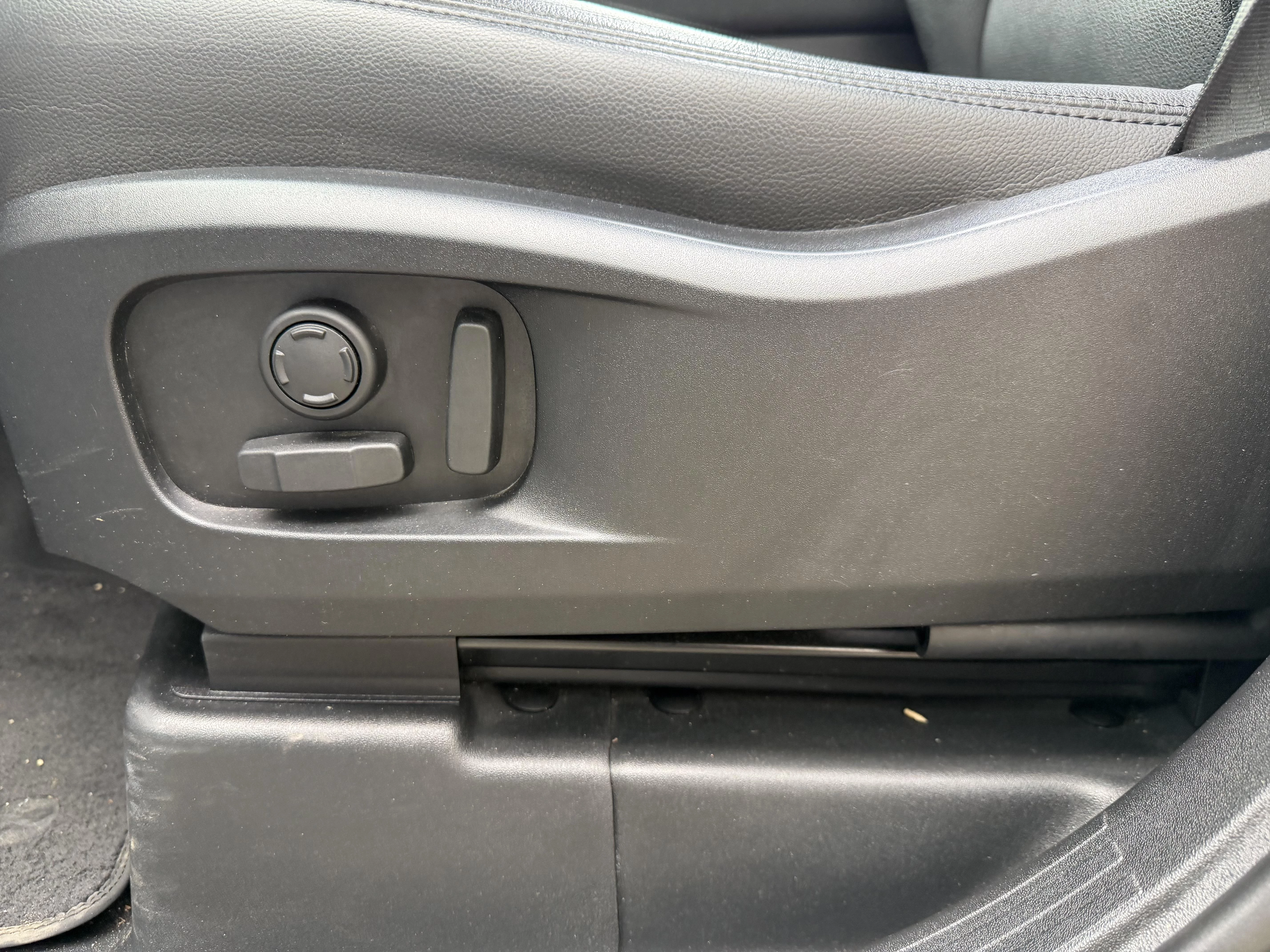 Land Rover Defender 110 D250 SE AWD