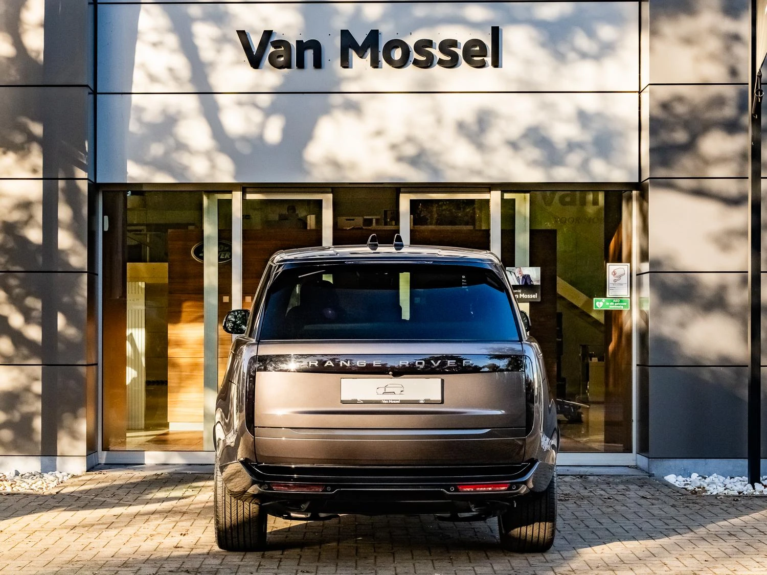Land Rover-Range Rover-image-4
