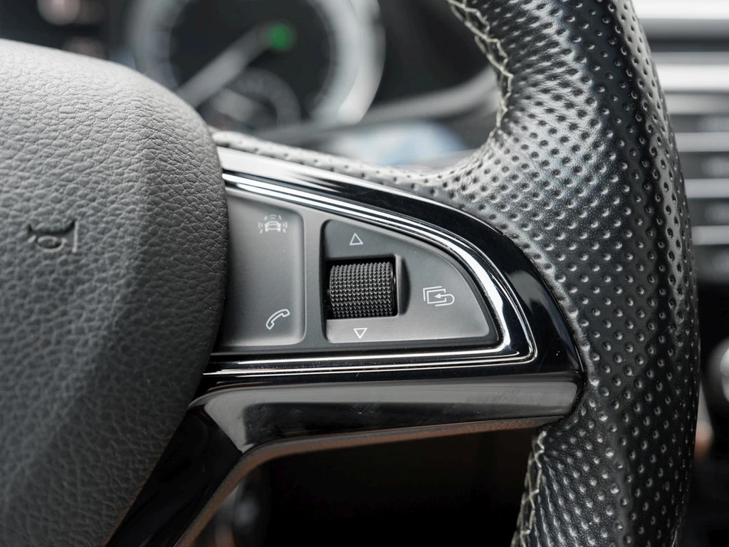 Škoda Superb Combi 2.0 TSI DSG 4x4 Sportline *Xenon*Panorma*AHK*el. Heckklappe*Standheizung*Soundsystem*PD