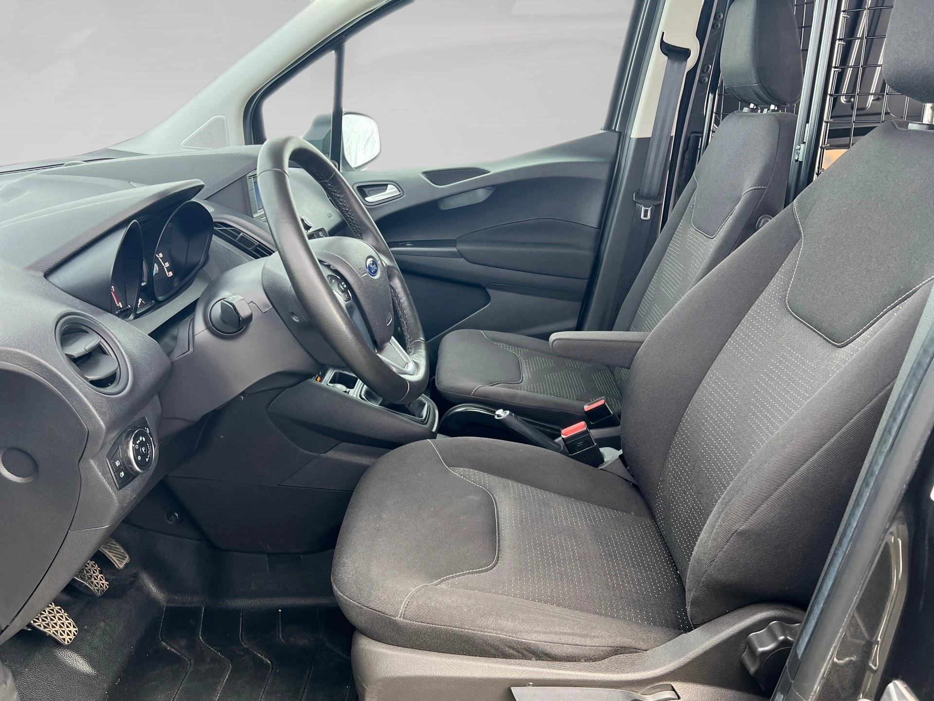 Ford-Transit Courier-image-3