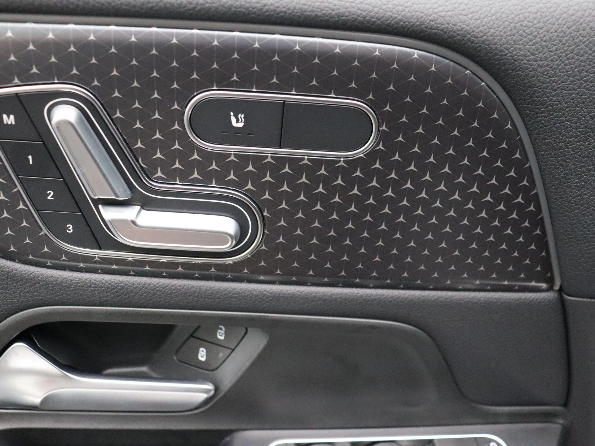 Mercedes-Benz EQB 350 4MATIC AMG Line + LEDER + PANO + BURMESTER + TREKHAAK + HEAD UP +