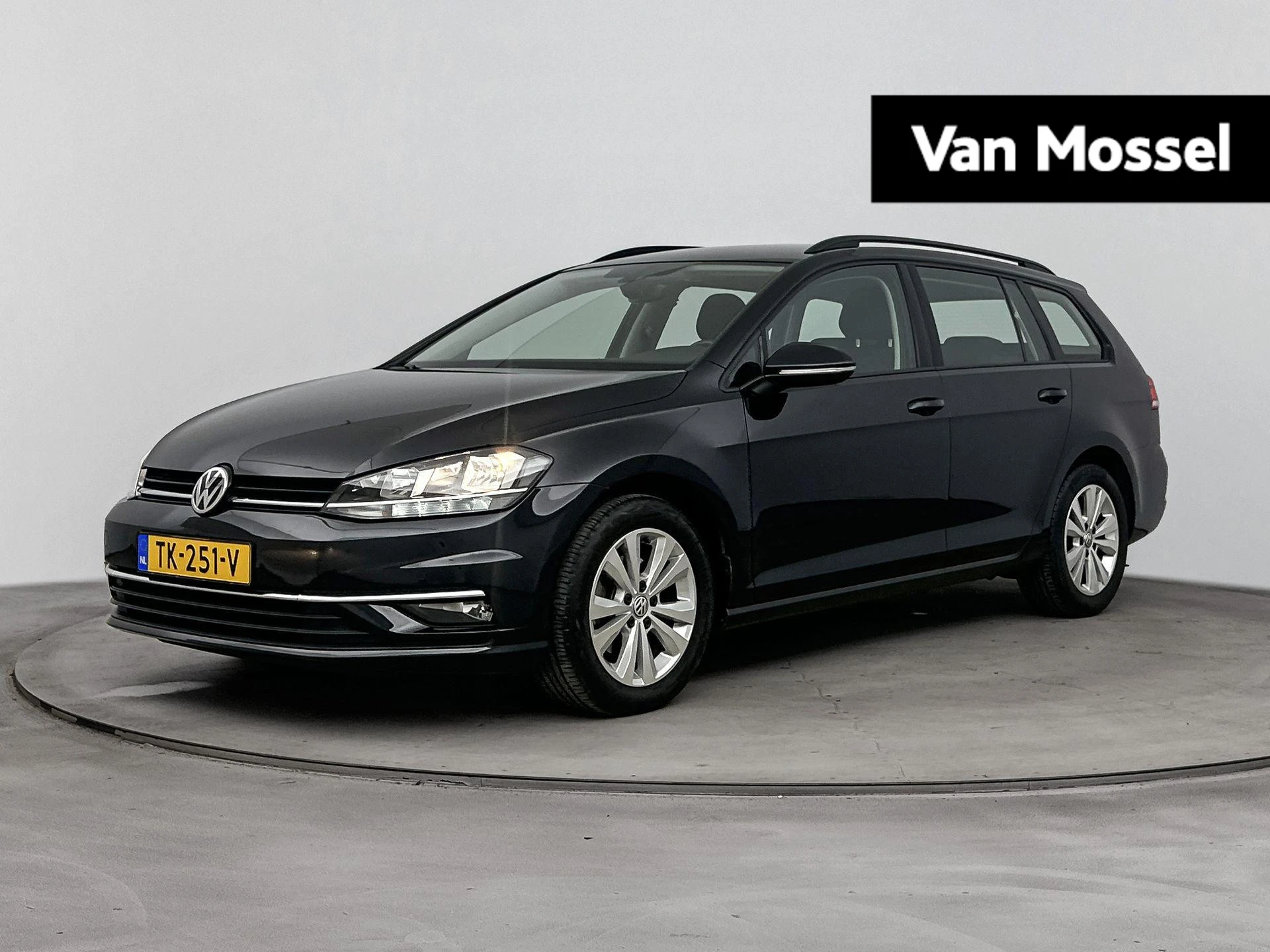 Volkswagen-Golf-image-0