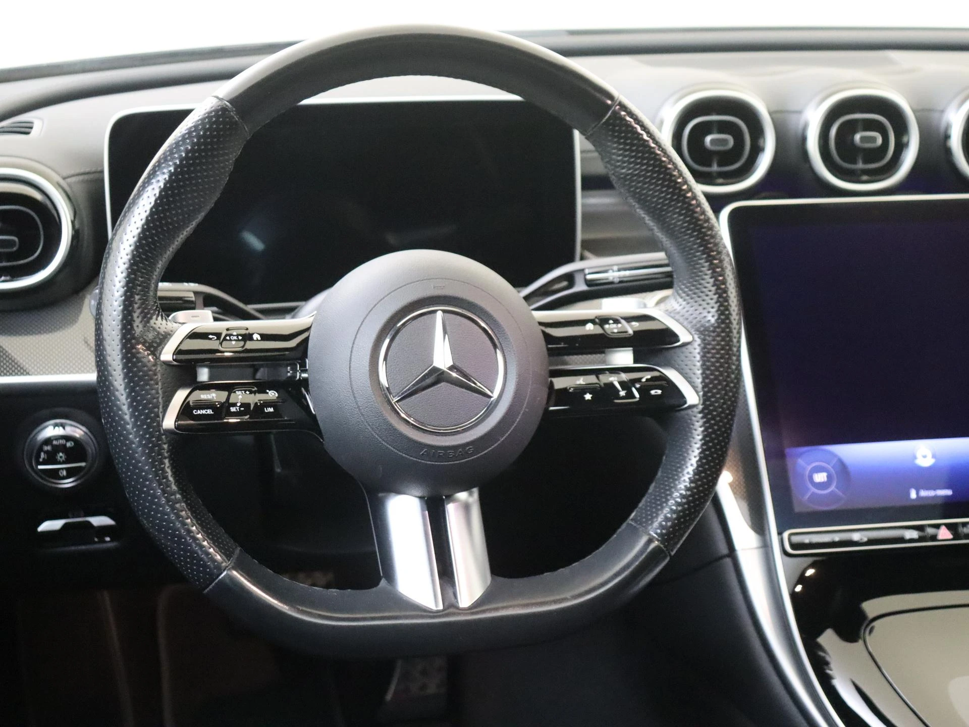 Mercedes-Benz-C-Klasse-image-9