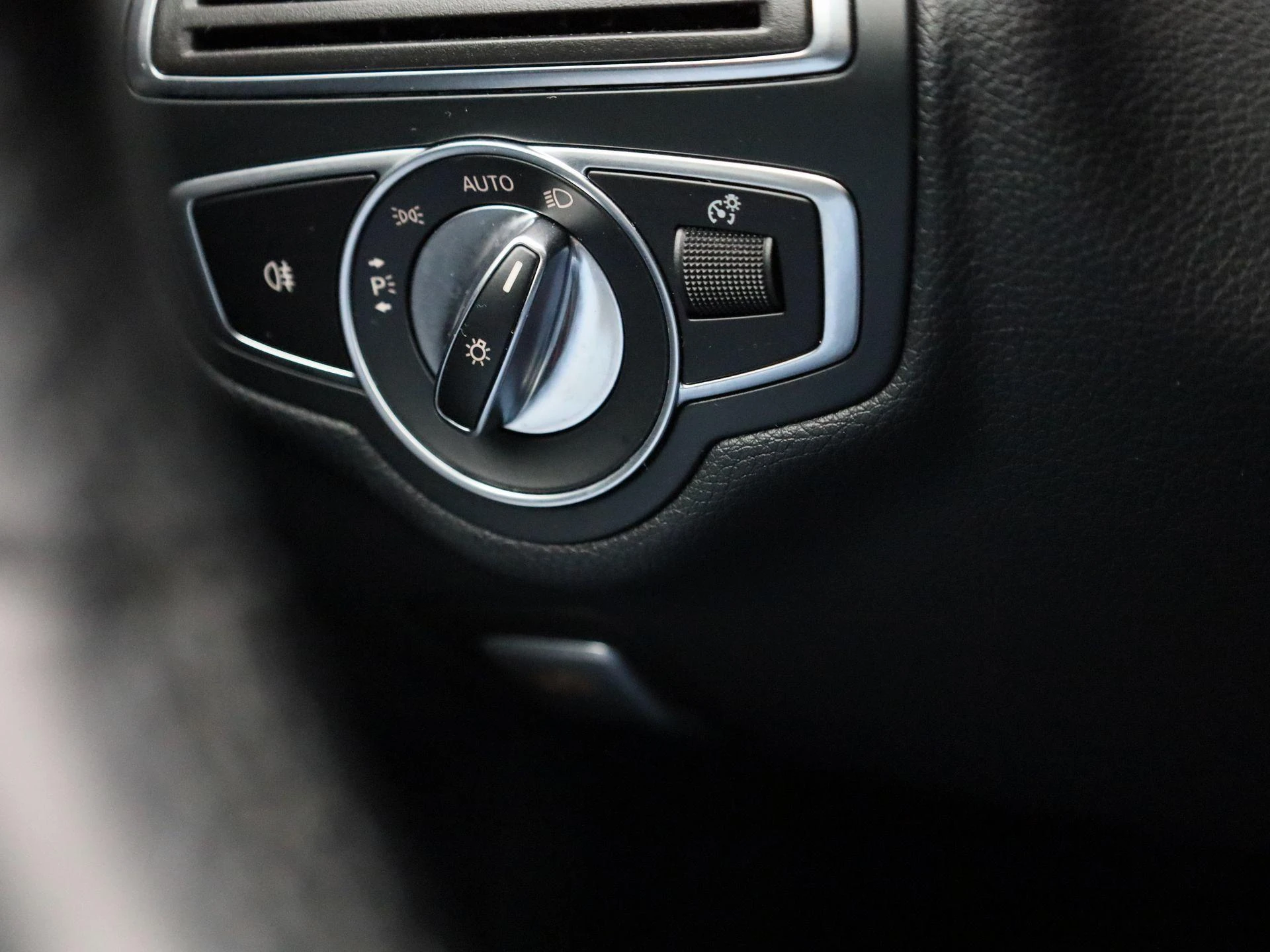 Mercedes-Benz-C-Klasse-image-20