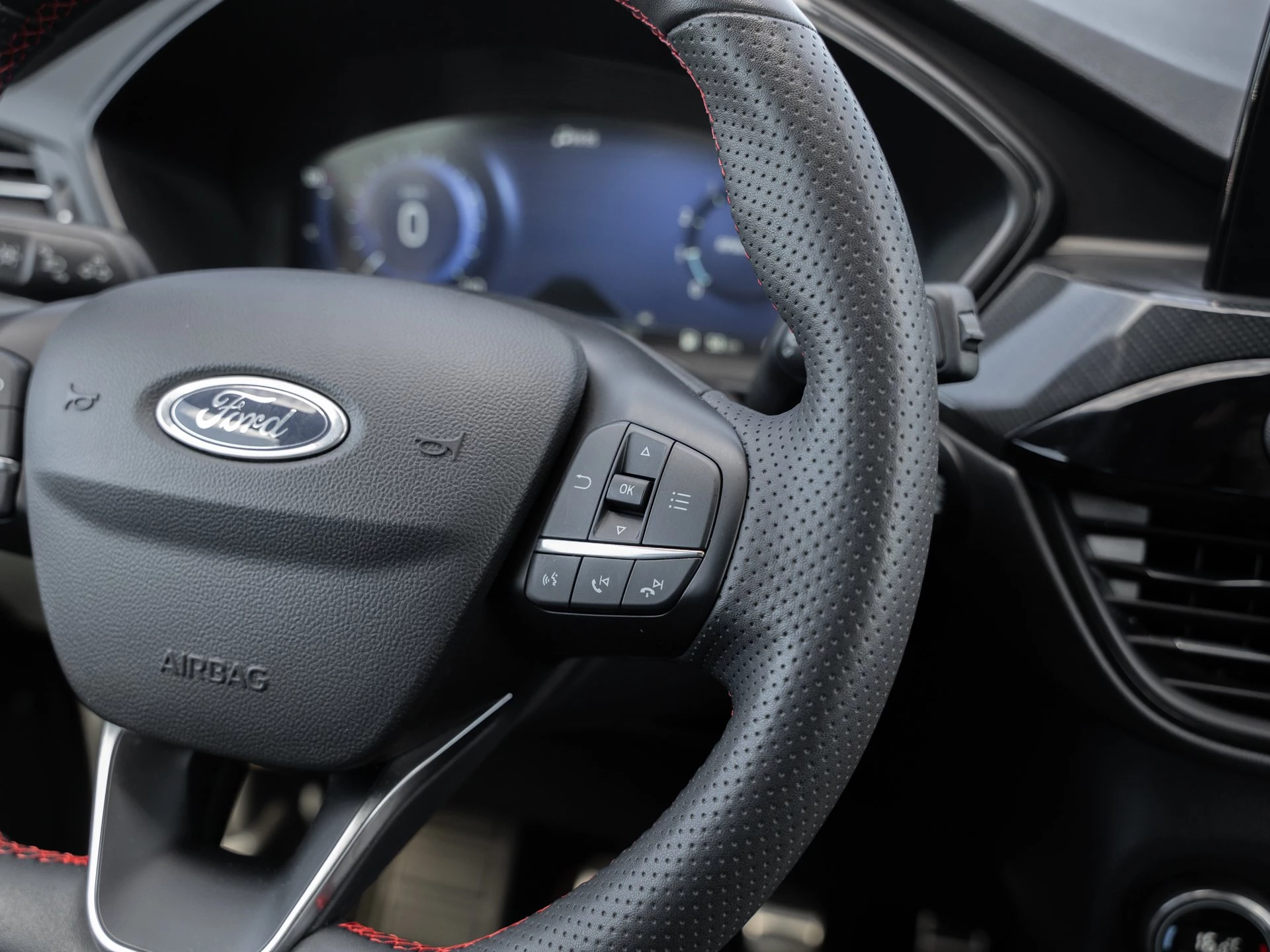 Ford Kuga ST-Line X 1.5 EcoBoost 110kW SUV 5-türig GJR*TECH.PKT*WINT.PKT*PANO*ST.PAKET
